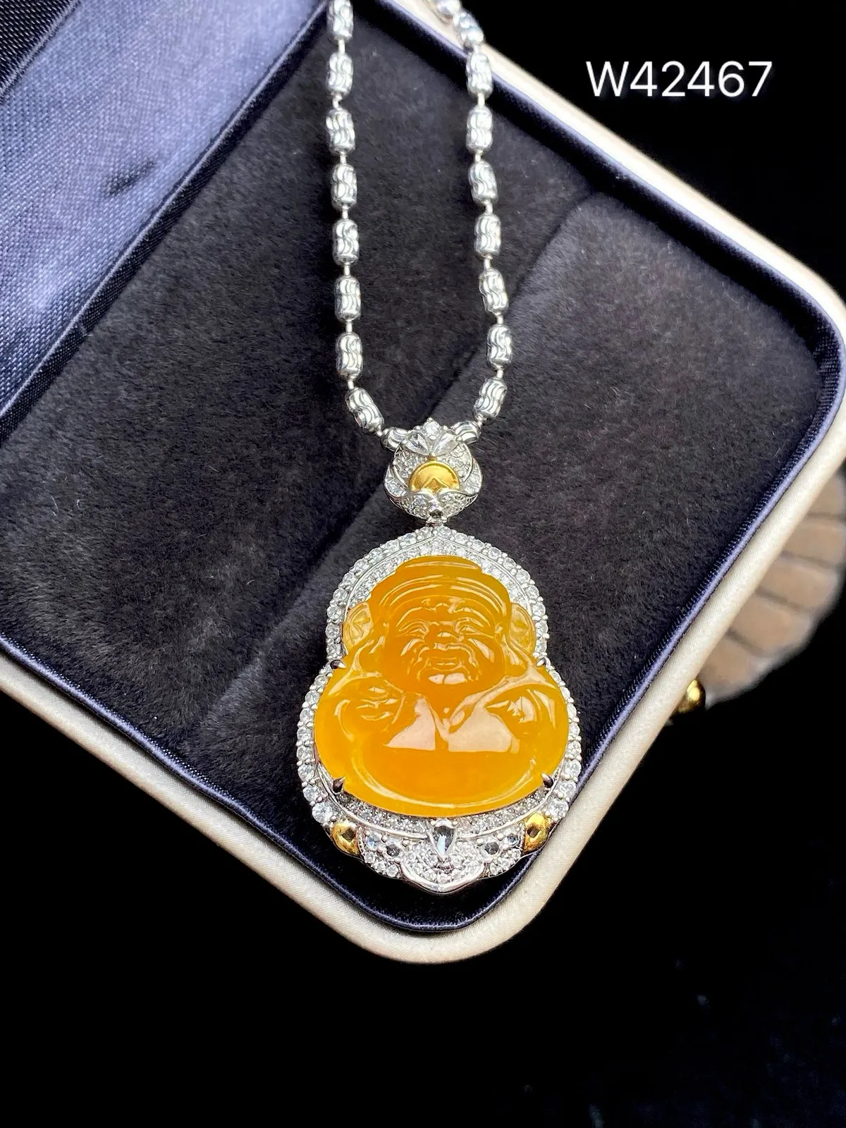 【冰种黄翡财神】质地细腻，工艺很好，饱满圆润，笑口常开，18k金钻镶嵌，裸石尺寸18.3*17.7*