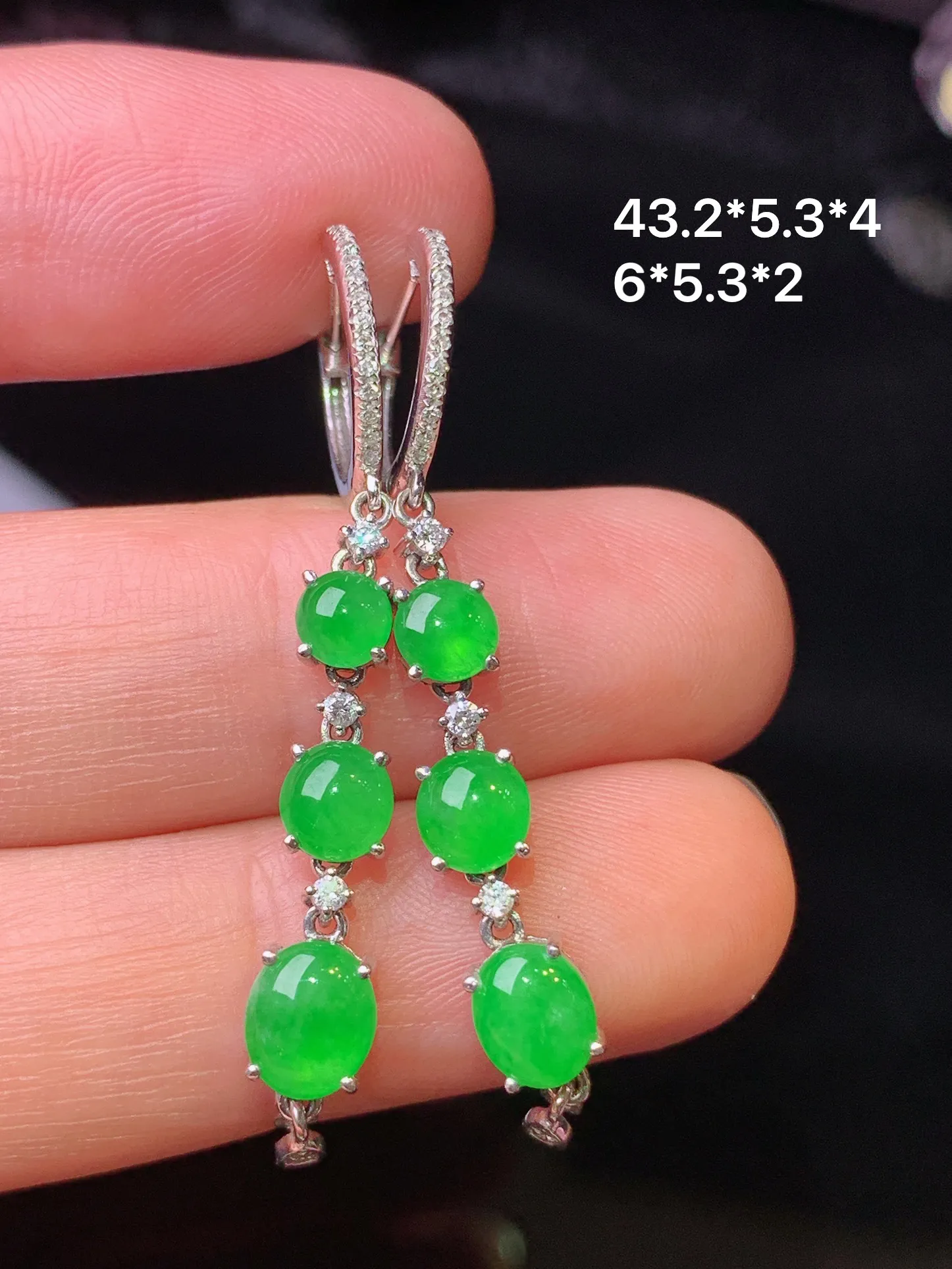 18k金钻镶嵌满绿蛋面耳坠 玉质细腻 水润亮眼 色泽艳丽 整体尺寸43.2*5.3*4