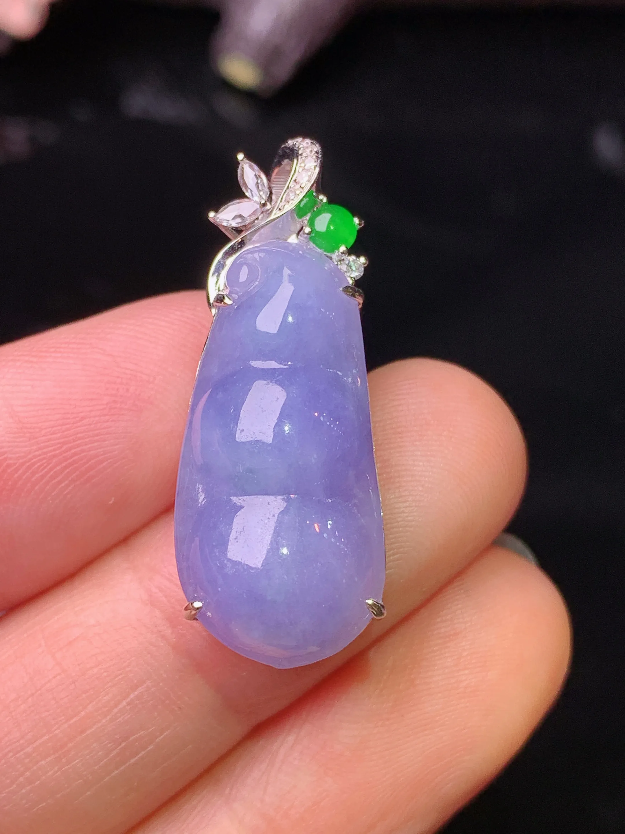 18k金钻镶嵌紫罗兰四季豆吊坠 玉质细腻 水润亮眼 色泽艳丽 整体尺寸30.3*11.5*8.8