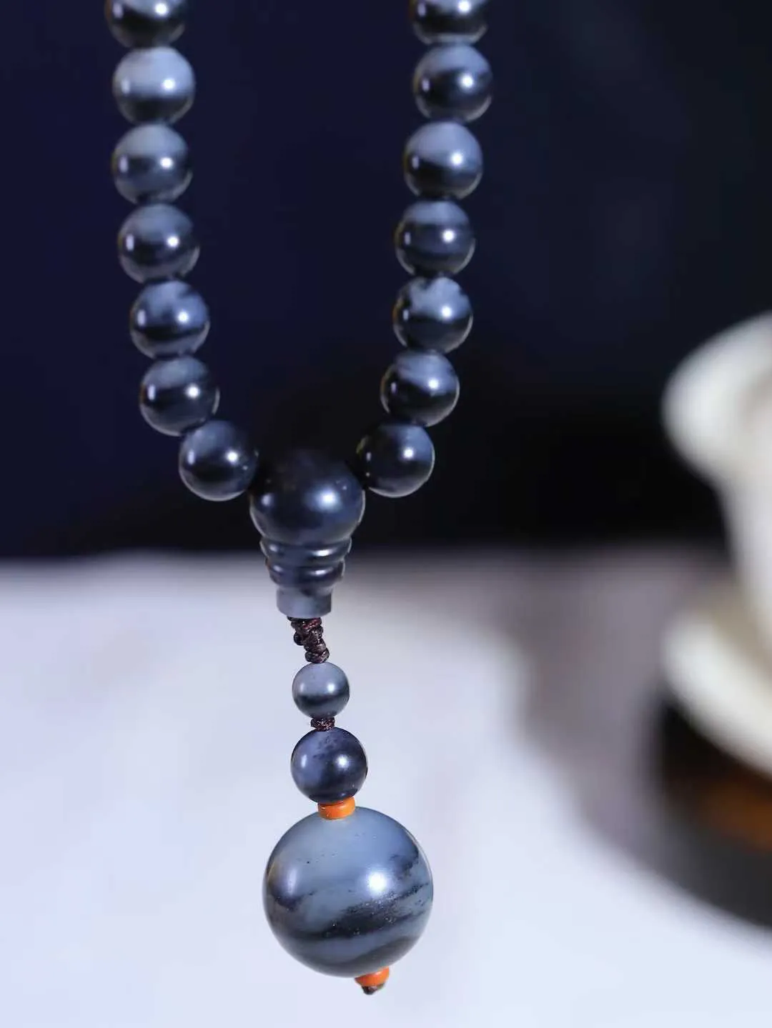 【链.108】

新疆和田青花籽料108挂链 玉质温润细腻 油性十足 佩戴舒适。珠珠落玉盘，间关莺语花底滑，一生美好时光，无论身在何处，都有它相伴相守。事事顺遂，幸福美满，吉祥如意。重96.2克 尺寸取一7.9mm FDA-781251493