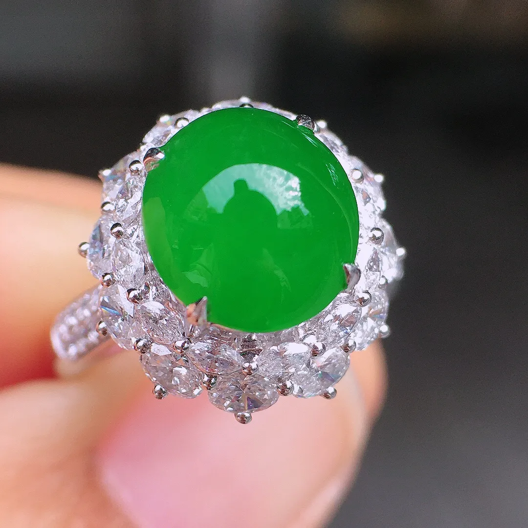 阳绿蛋面戒指，色泽均匀艳丽，玉质细腻，荧光感超
强，饱满圆润，尽显优雅气质，18k
金豪华镶嵌