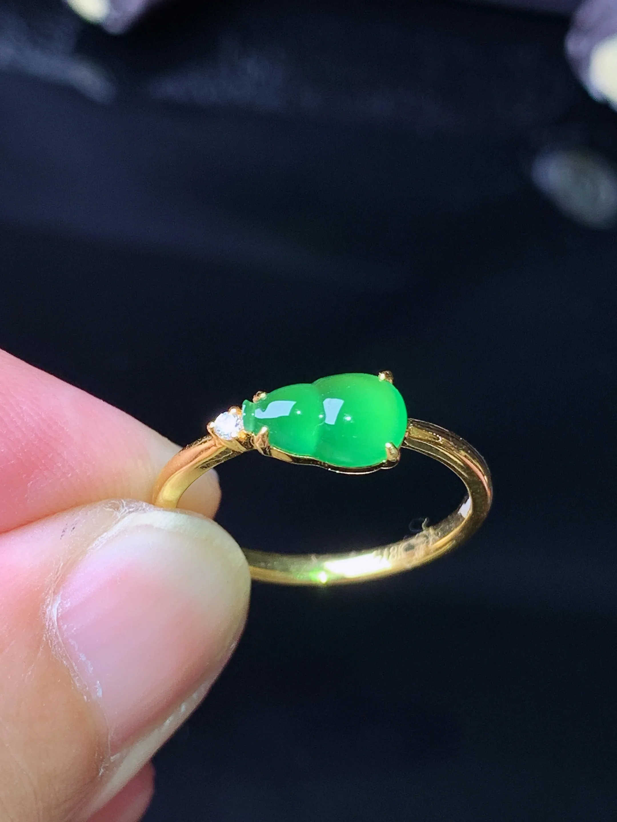 18k金钻镶嵌翠绿葫芦戒指 玉质细腻 水润亮眼 色泽艳丽 圈口10.5 裸石尺寸8*5.2*2.5