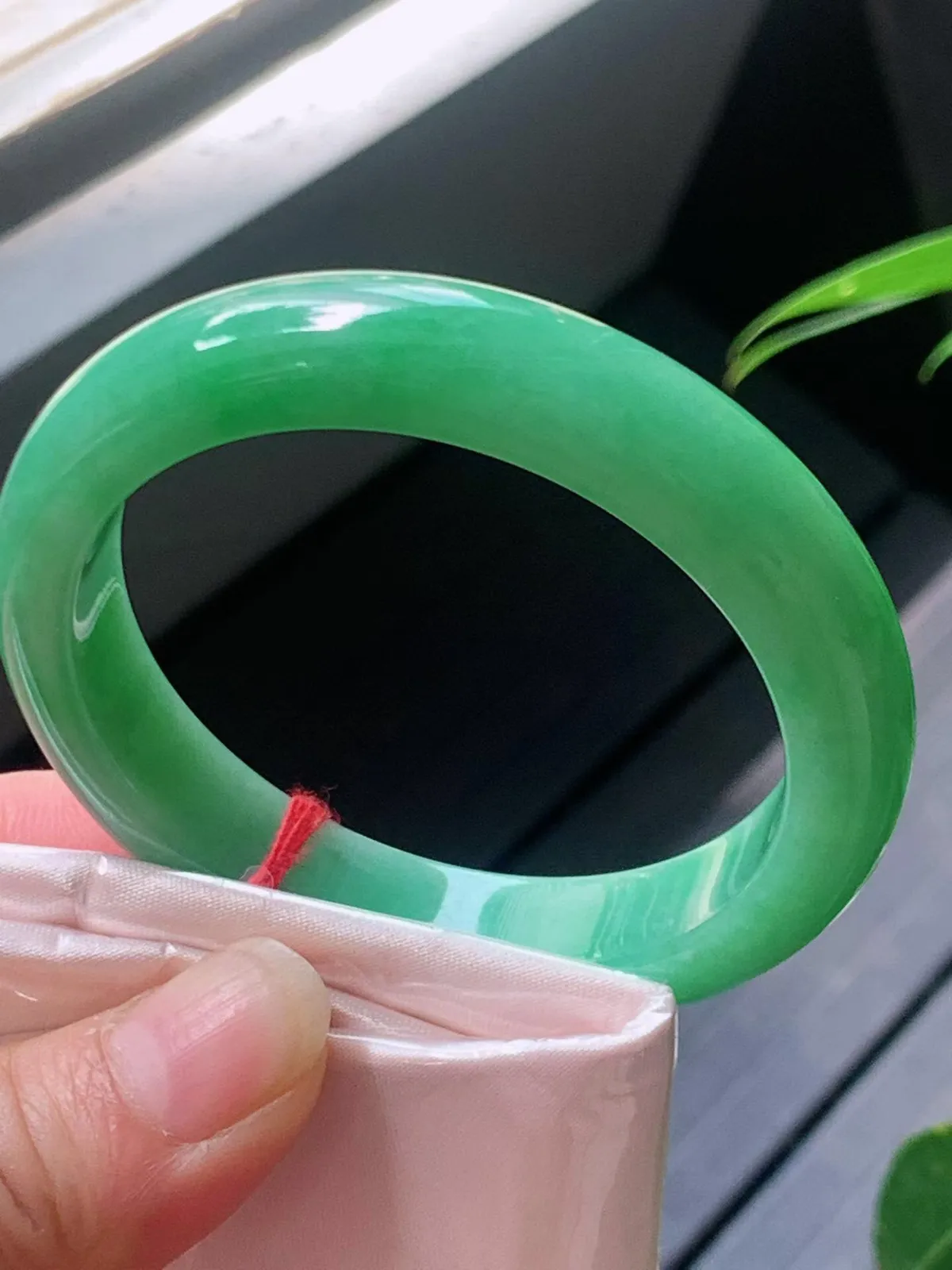 【翡翠名称】老种冰满绿53.8正圈口手镯
【翡翠尺寸】52.8/12.8/8.5mm适合51.8-5