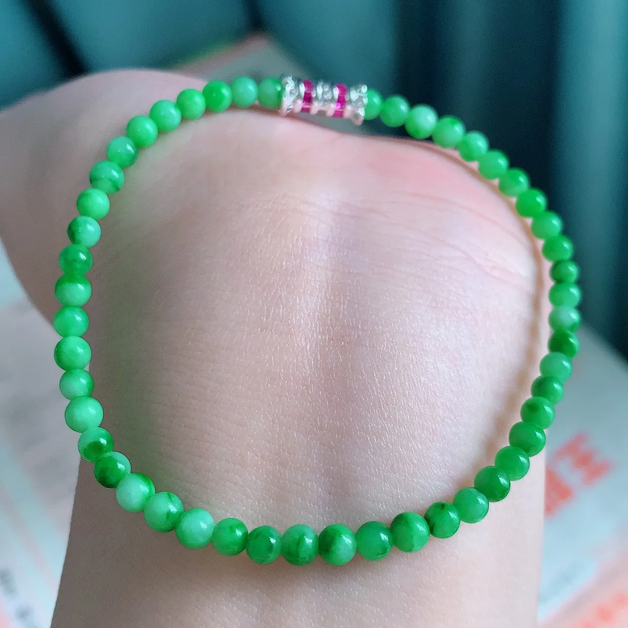 自然光实拍   冰润绿色飘花翡翠手串手链，款式新颖，佩戴效果时尚出众 尽显气质，玉质细腻，美感十足 #003.1取一尺寸3.9mm