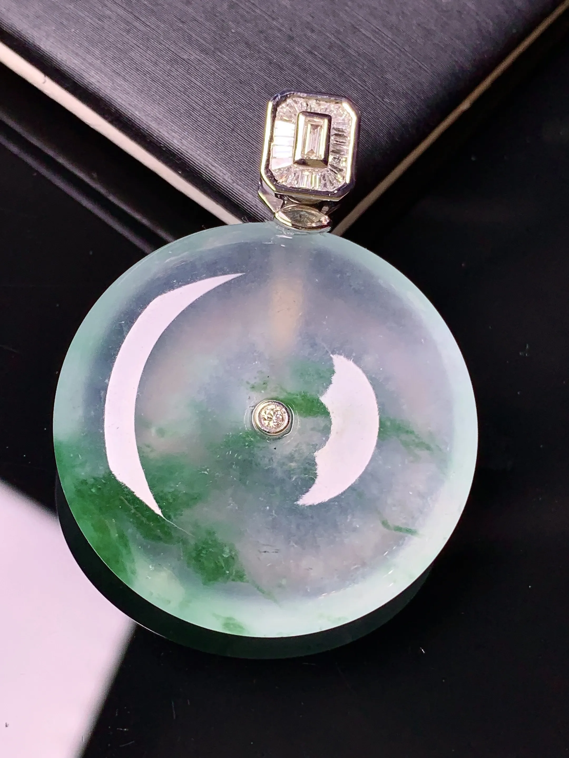 18k金钻镶嵌冰种飘绿平安扣吊坠 玉质细腻 水润亮眼 色泽艳丽 整体尺寸39.2*29.8*6.6