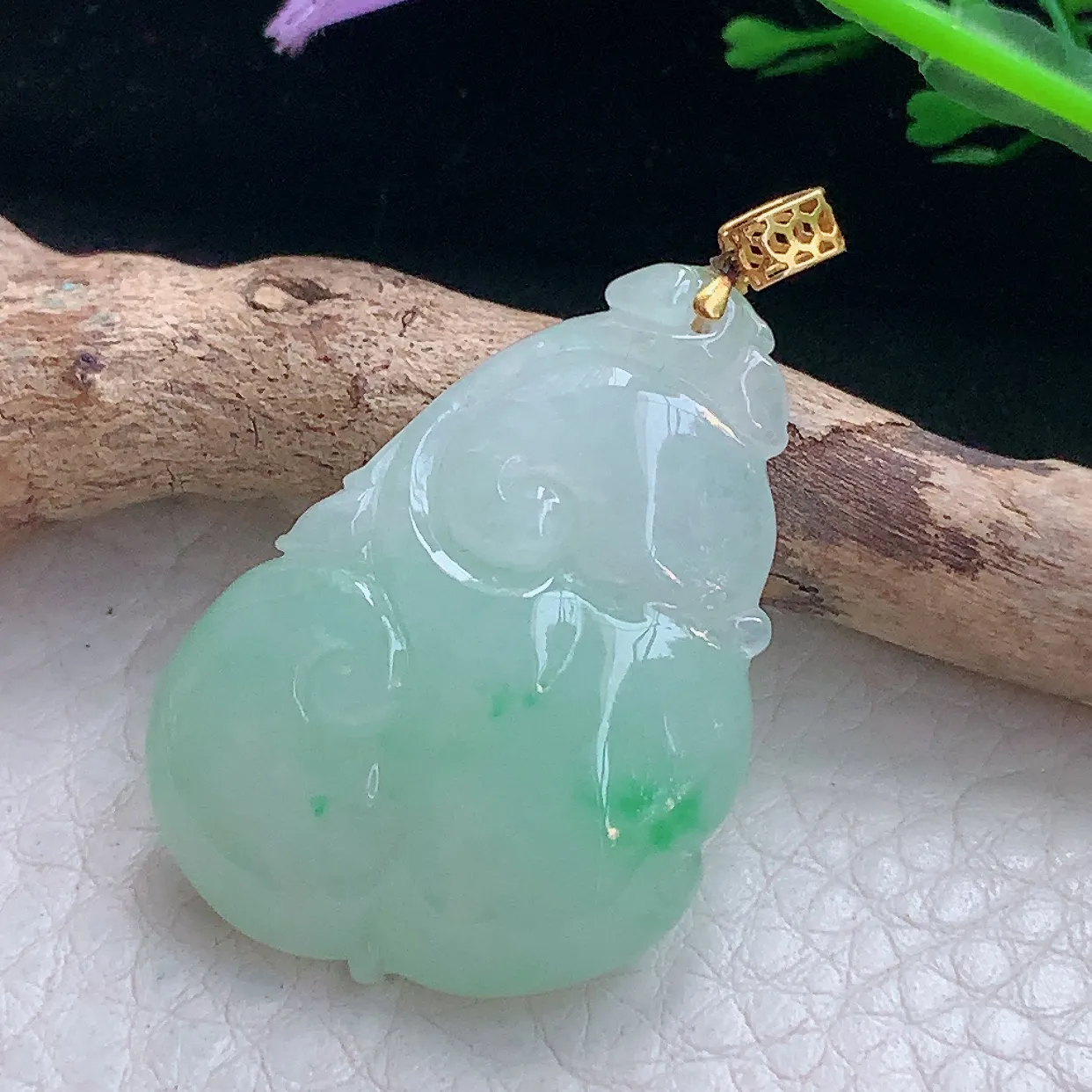 x54自然光34.2*23.8*7精美翡翠a货飘绿祥云如意玉吊坠 玉挂件