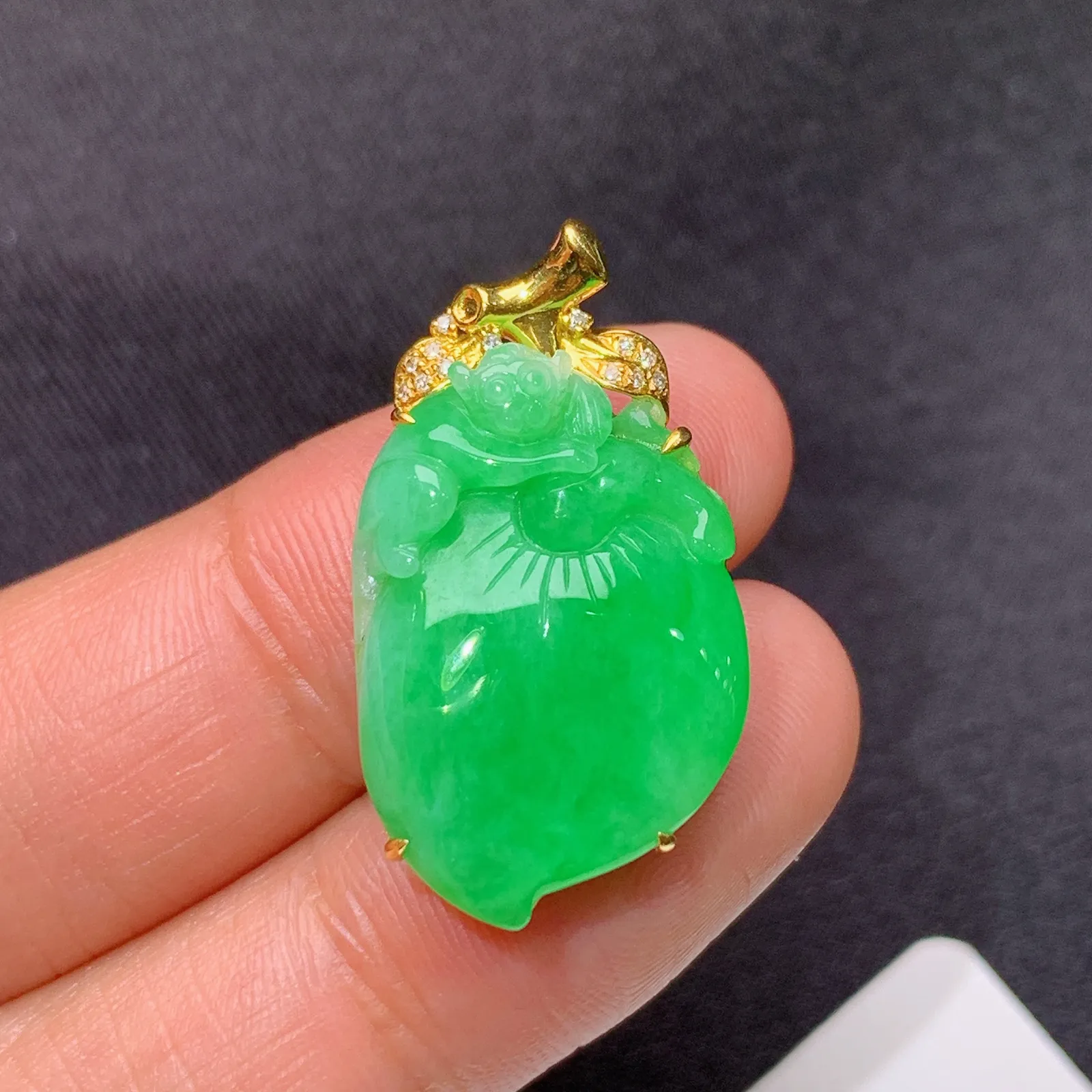 阳绿寿桃吊坠，灵猴献瑞，18k金镶嵌，冰润色阳，玉质细腻，种水足，尺寸27.5*15.4*6.2