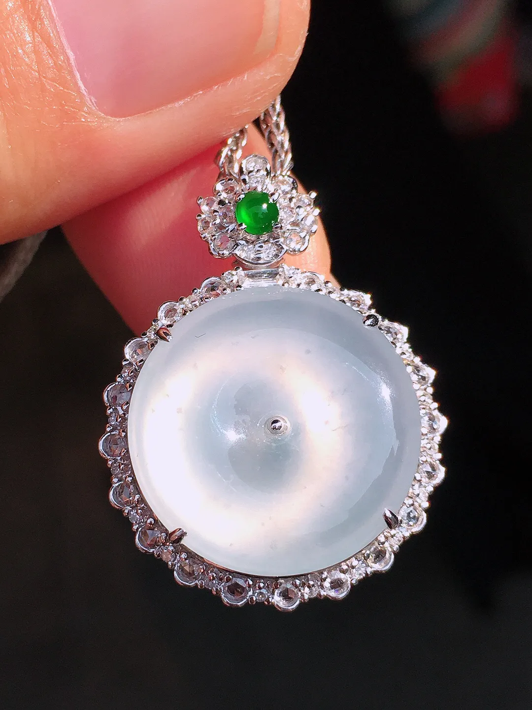 冰种平安扣吊坠，玉质细腻，荧光感超
强，饱满圆润，尽显优雅气质，18k
金豪华镶嵌