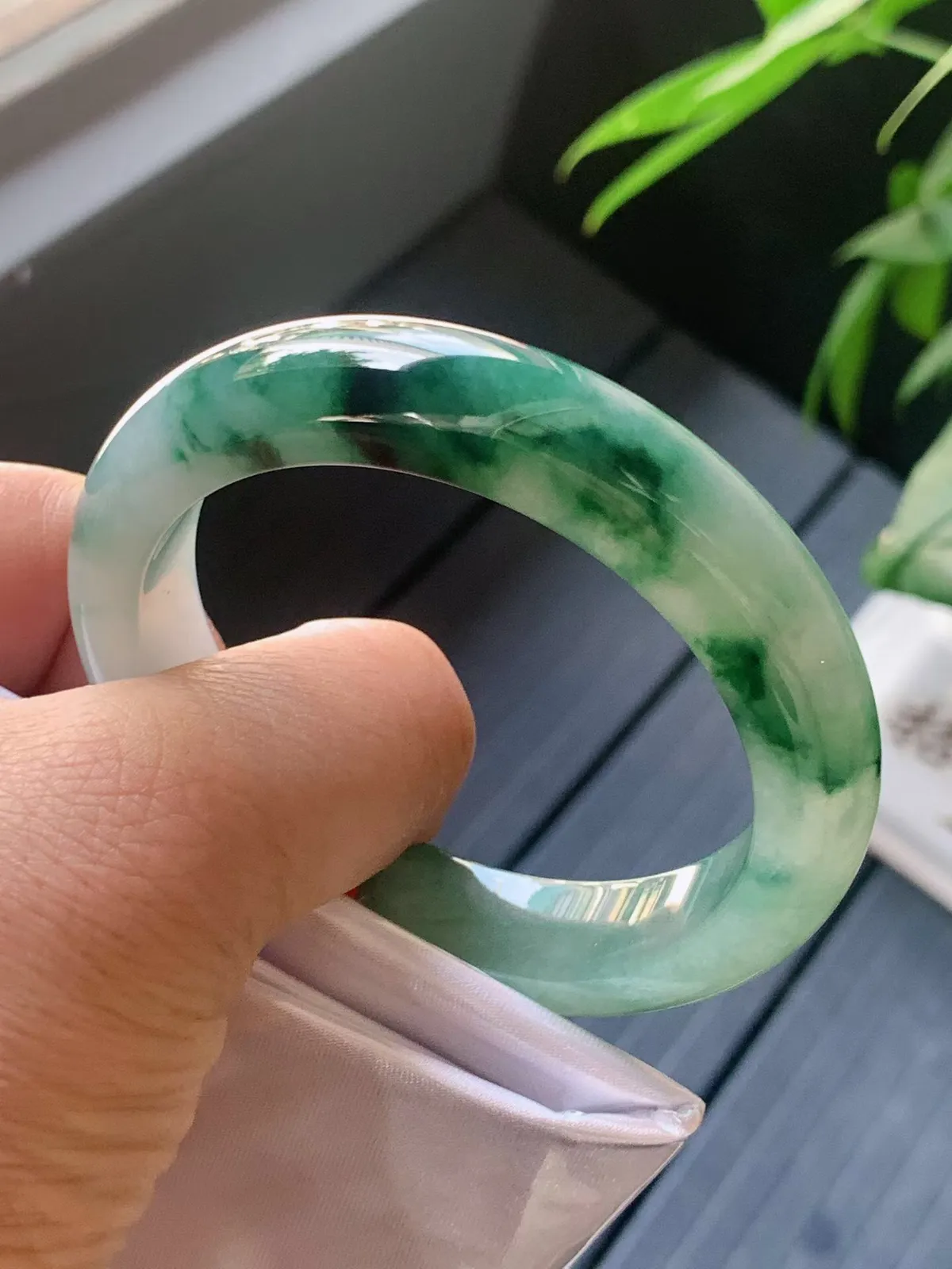 【翡翠名称】老坑种冰飘花52.8正圈口手镯
【翡翠尺寸】52.8/12/8.3mm适合51.8-54正圈口佩戴
【翡翠描述】宝贝种老水足，玉质细腻，色泽靓丽，性价比高，佩戴效果好！
【其它赠送】权威证书/精美挂绳盒子/支持全国复检