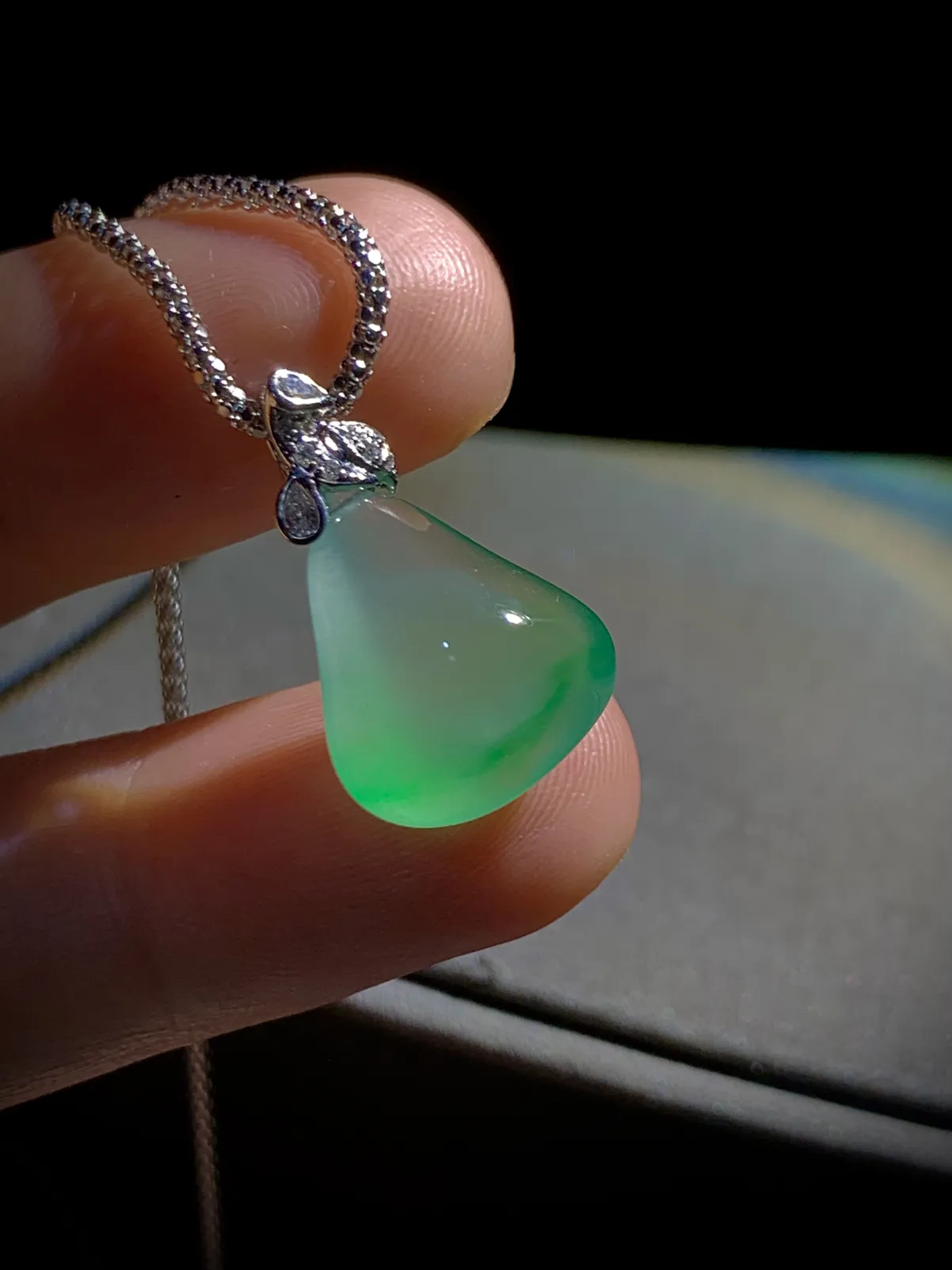 绿花福瓜，21.5-裸石16-13.5-8mm，
18K金，南非钻，2.62g，图示为银链