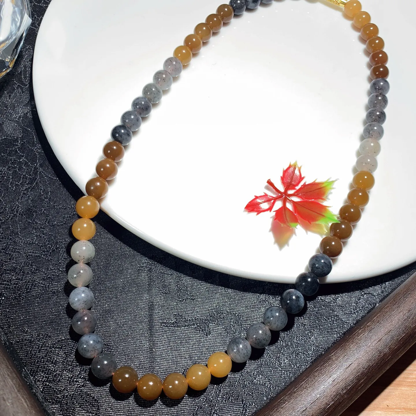 新疆和田玉楼兰三色项链。楼兰三色妈妈链。单颗尺寸8！玉质细腻油润。手推出油。佩戴高端典雅。lt251213