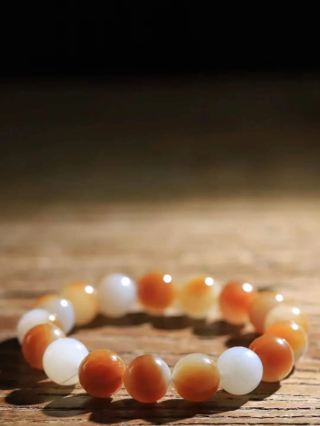 【珠圆玉润.手串】

精品和田玉糖白玉珠圆玉润手串 玉质温润细腻  整串打磨圆润，佩戴舒适。珠珠落玉盘，间关莺语花底滑，一生美好时光，无论身在何处，都有它相伴相守。事事顺遂，幸福美满，吉祥如意。重44.5克 尺寸取一11.8mm FDL-161201413