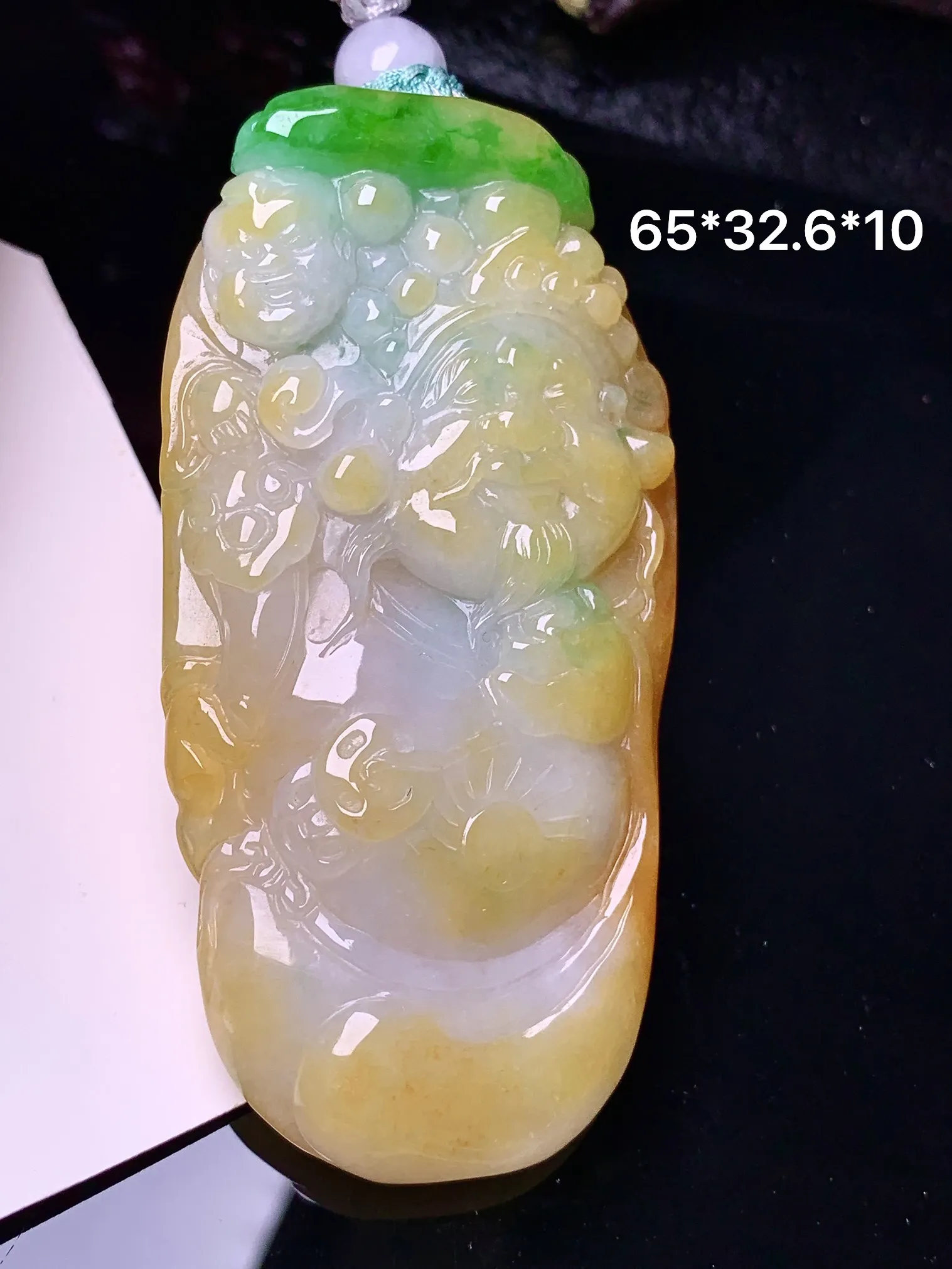 飘黄加绿财神吊坠 玉质细腻 水润亮眼 色泽艳丽 整体尺寸65*32.6*10