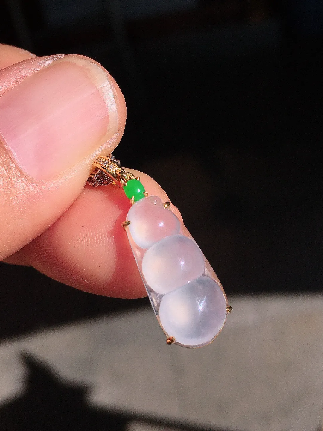 冰种福豆吊坠，玉质细腻，荧光感超
强，饱满圆润，尽显优雅气质，18k
金豪华镶嵌