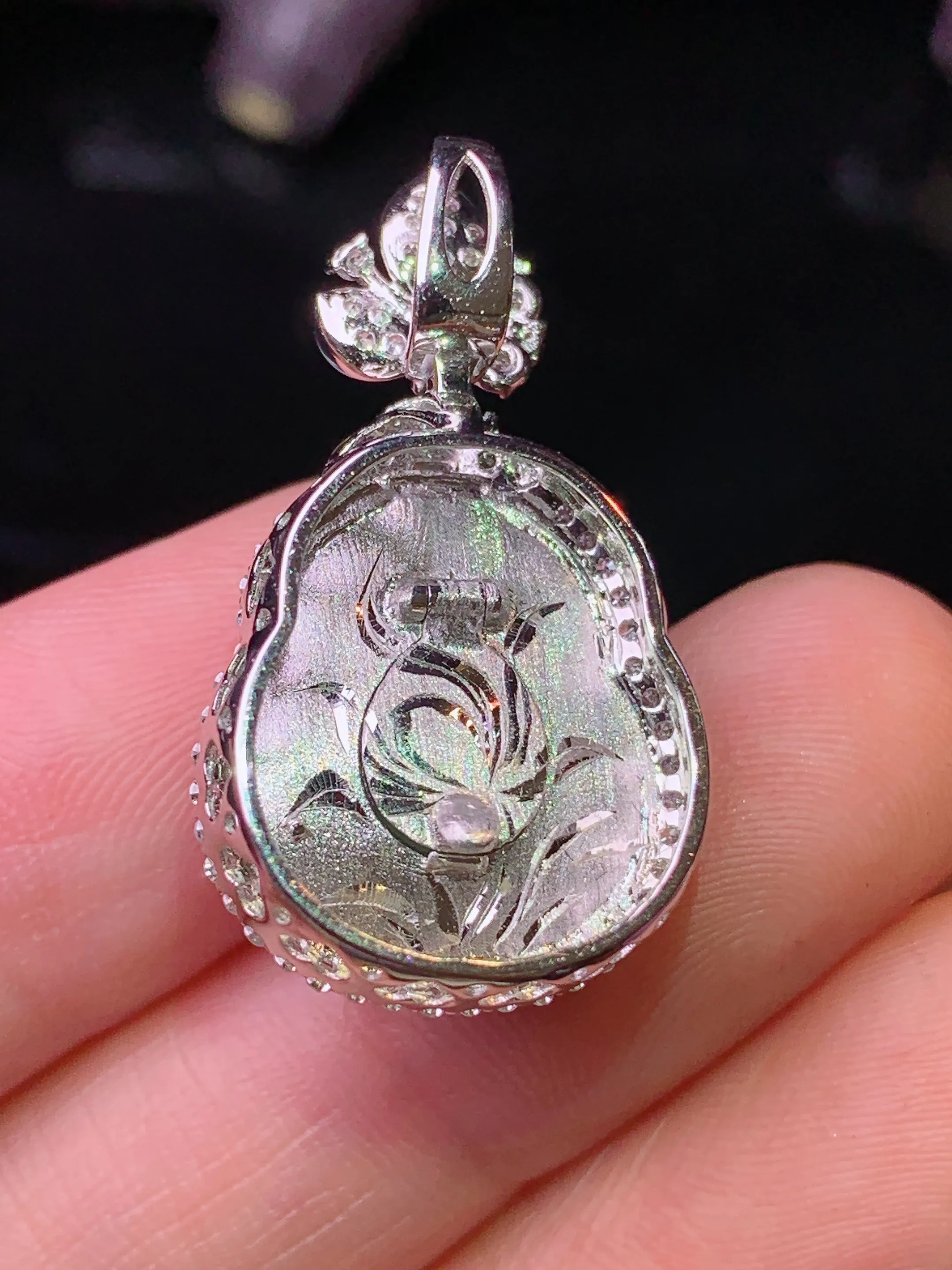 18k金钻镶嵌满绿葫芦吊坠 玉质细腻 水润亮眼 色泽艳丽 整体尺寸29*16*11