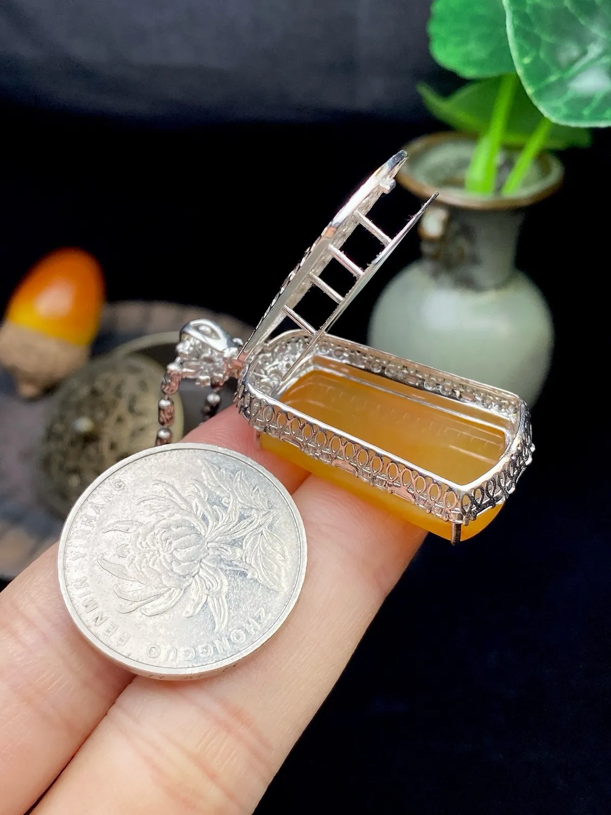 【冰种黄翡无事柱】质地细腻，冰润透亮，光泽出众，冰感十足，18k金钻镶嵌，裸石尺寸27.9*15.4*4.1毫米