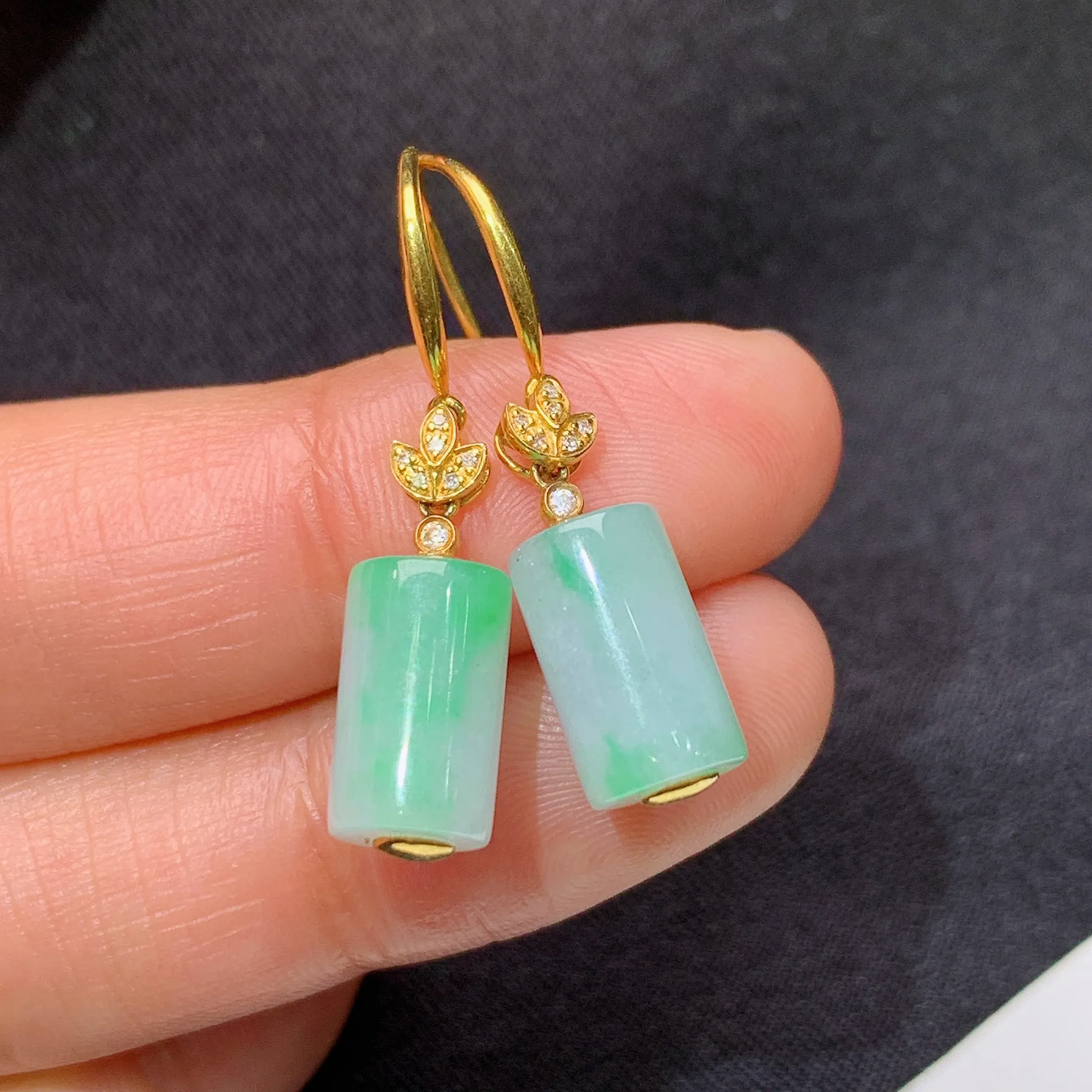 冰飘绿平安柱耳坠，18k金镶嵌，简约时尚，冰润细腻，种水足，Lh裸石尺寸10.9*6.6