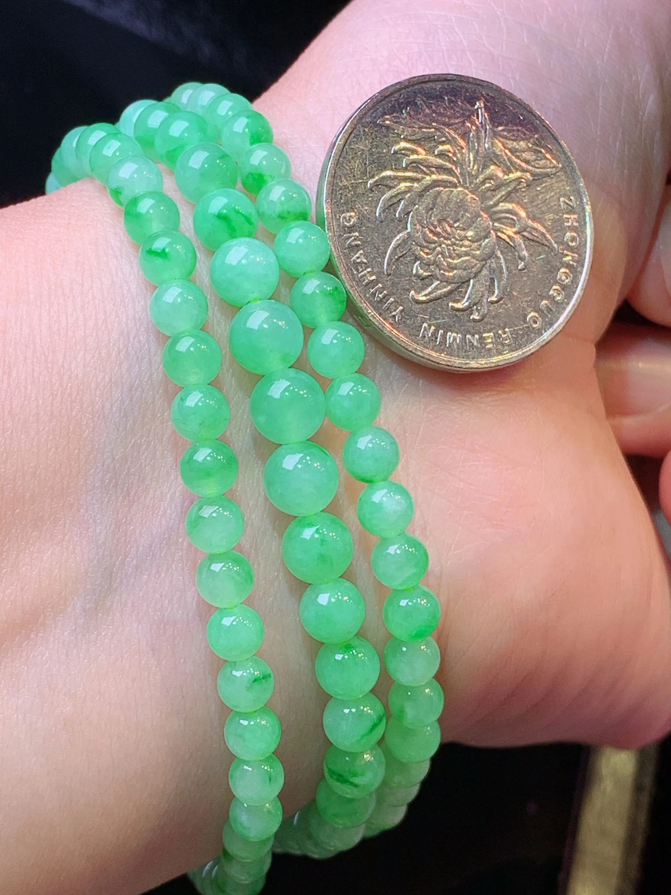 果绿圆珠项链 玉质细腻 水润亮眼 色泽艳丽 整体尺寸5.8