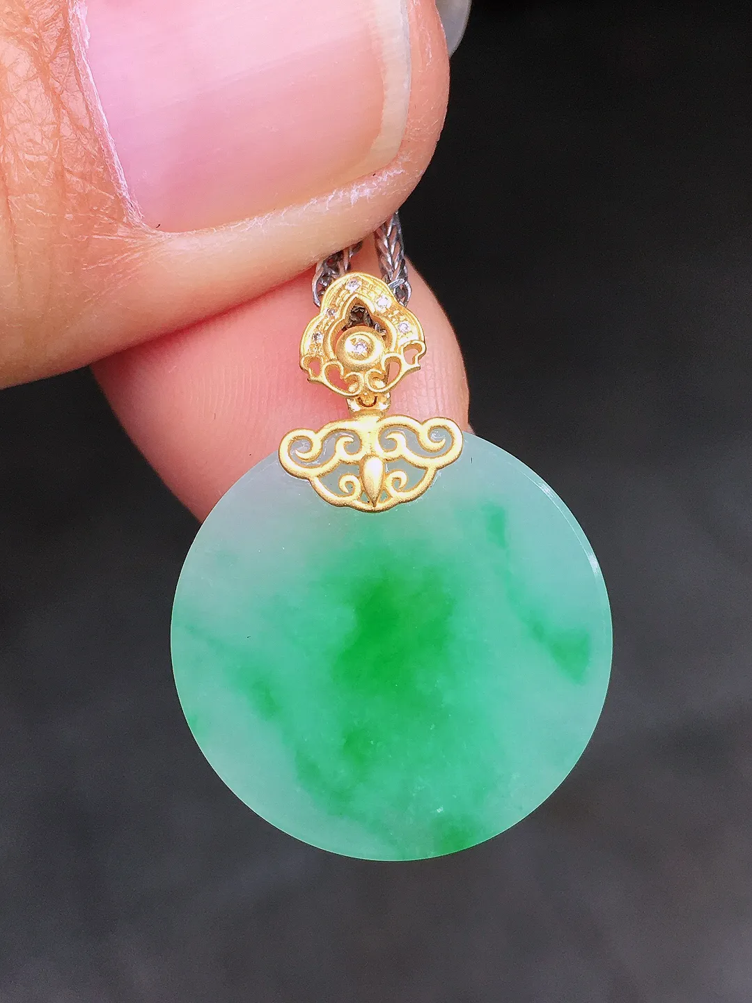 飘绿平安扣吊坠，色泽艳丽，玉质细腻，荧光感超
强，饱满圆润，尽显优雅气质，18k
金豪华镶嵌