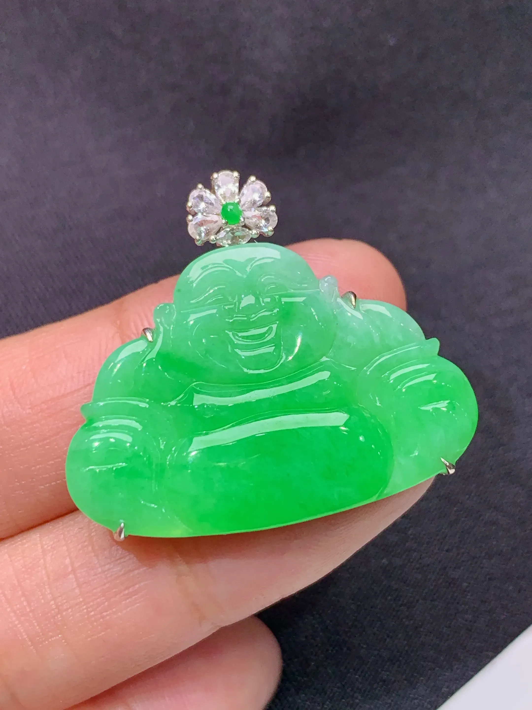冰阳绿笑佛吊坠，18k金镶嵌，冰润色阳，品相好，种水足，Zy整体尺寸27.6*31.7*5.5