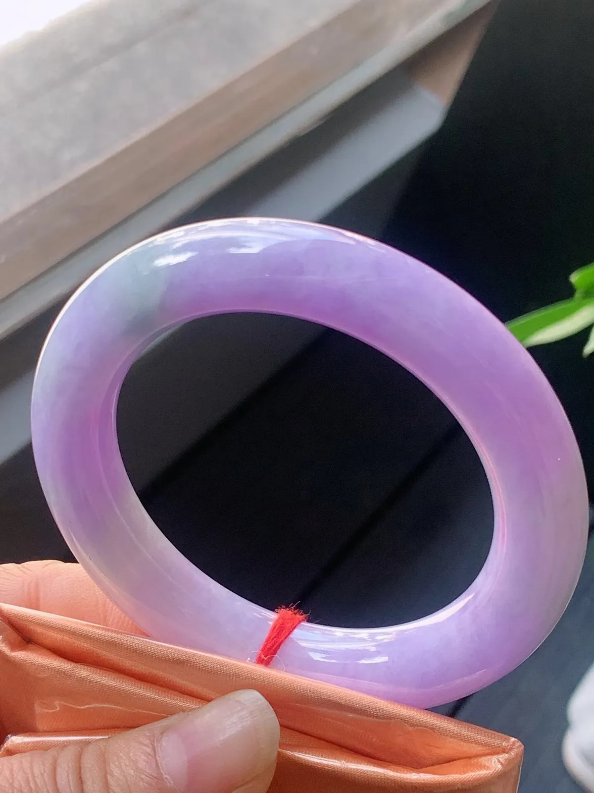 【翡翠名称】冰润紫罗兰54.5圈口圆条手镯
【翡翠尺寸】54.5/11.8/11.6mm适合正圈口佩戴
【翡翠描述】宝贝种老水足，玉质细腻，色泽靓丽，性价比高，佩戴效果好！
【其它赠送】权威证书/精美挂绳盒子/支持全国复检