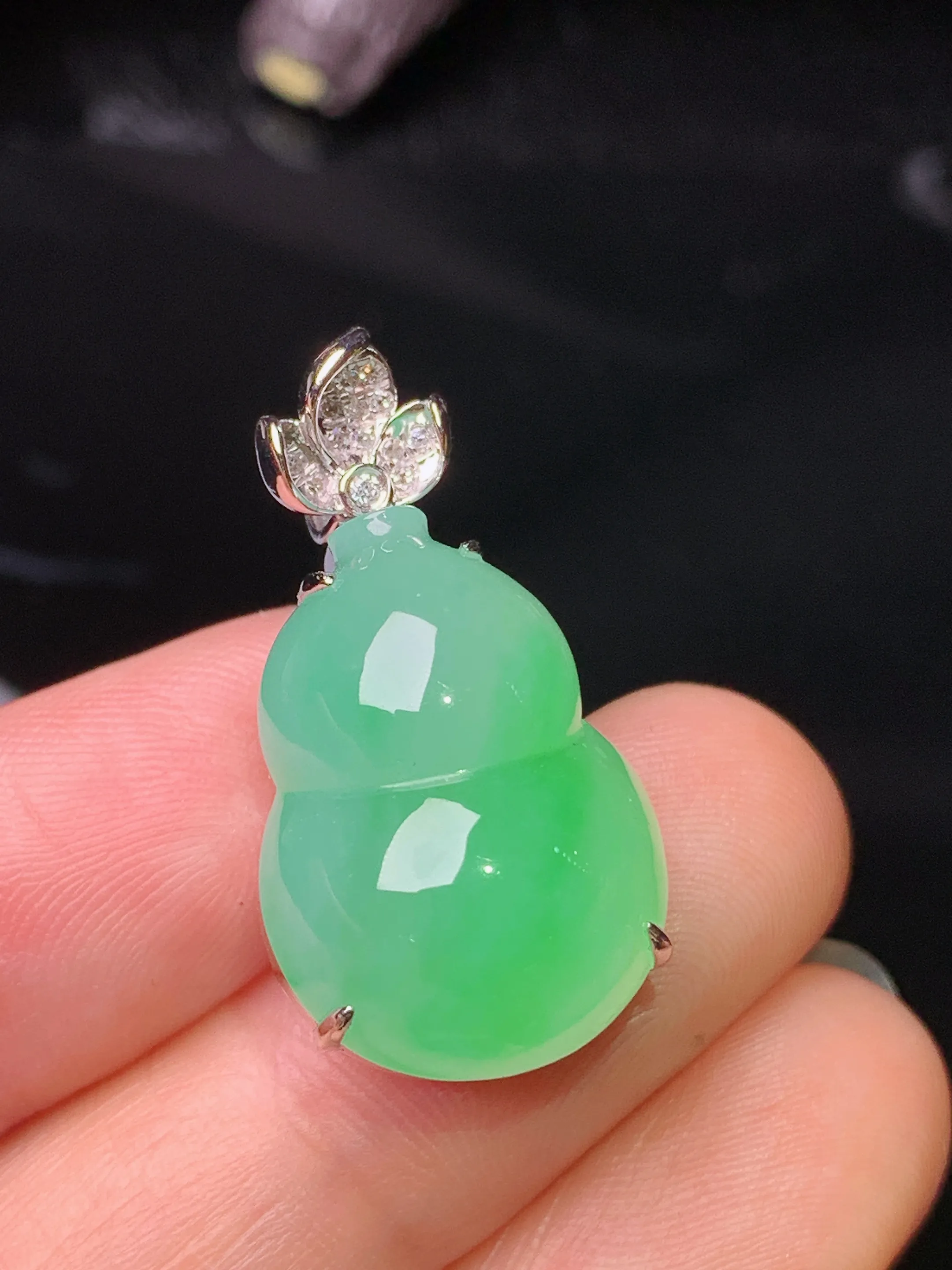 18k金钻镶嵌翠绿葫芦吊坠 玉质细腻 水润亮眼 色泽艳丽 整体尺寸27.3*14.4*12.5