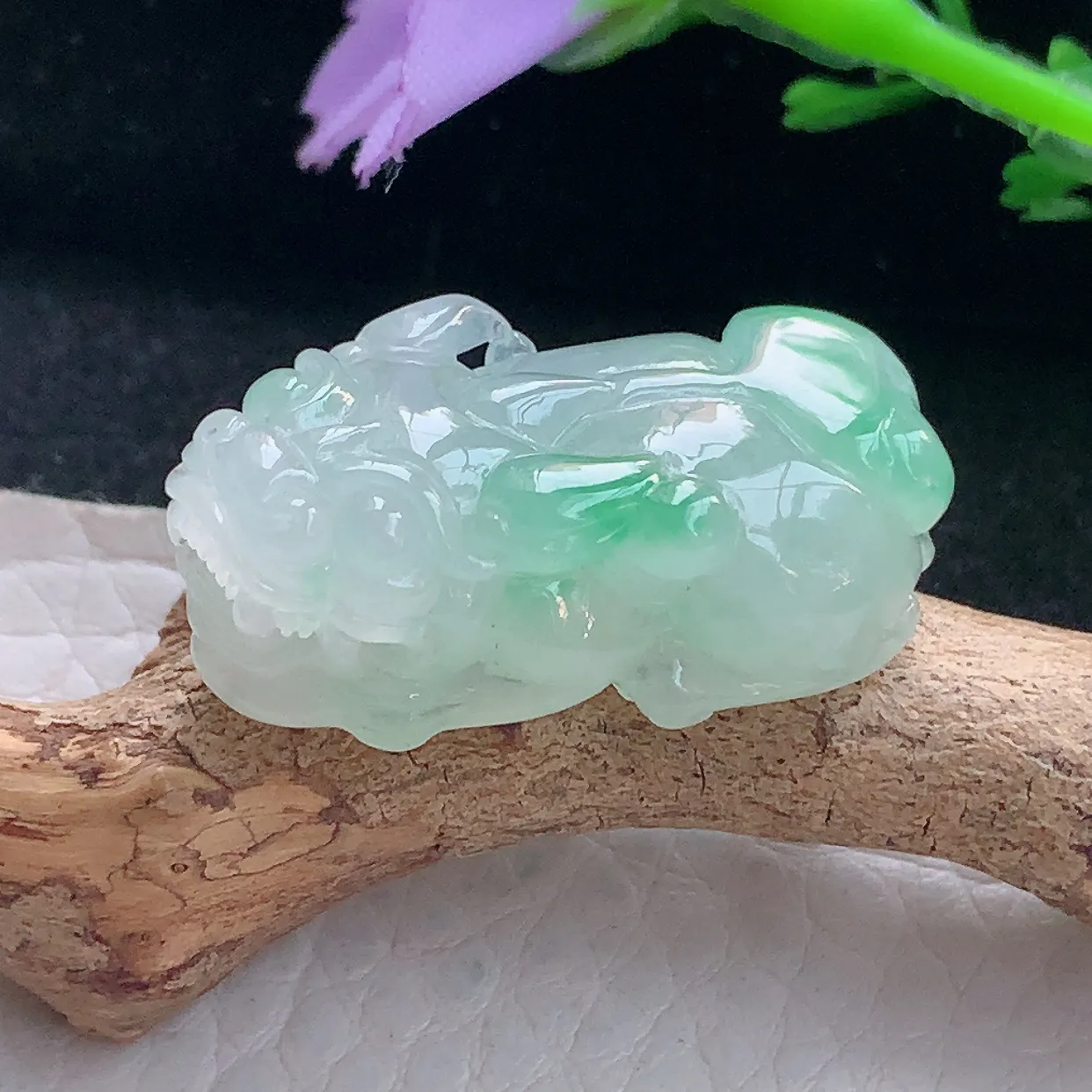 x54自然光30*15.6*12精美翡翠a货冰飘绿招财貔貅 玉皮休玉吊坠 玉挂件