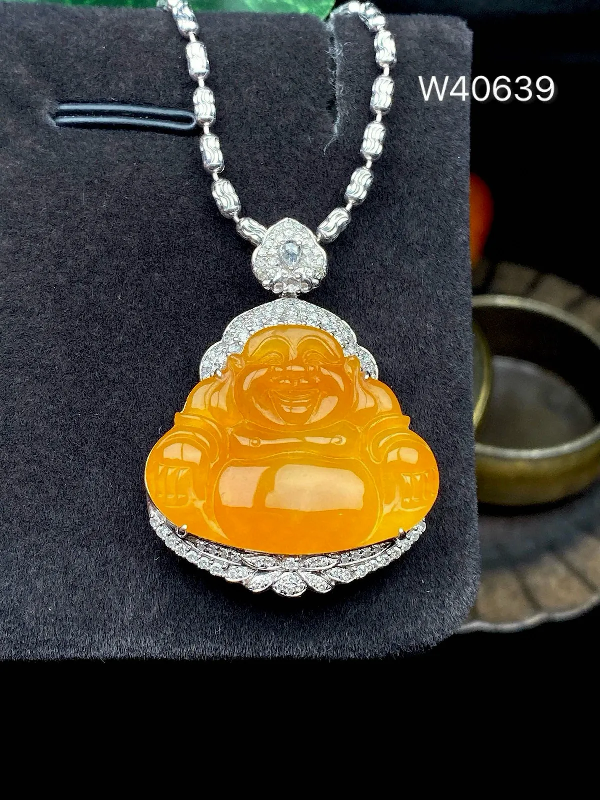 【冰种黄翡佛公】质地细腻，工艺很好，饱满圆润，笑口常开，18k金钻镶嵌，裸石尺寸20.2*25.8*