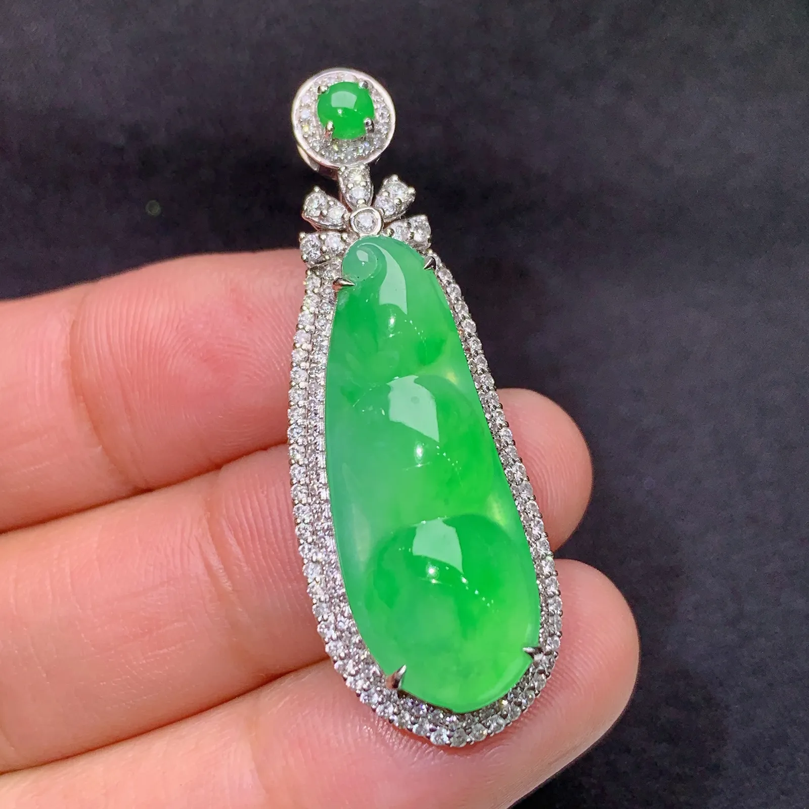 阳绿福豆吊坠，18k金镶嵌，色泽鲜阳，冰润鲜艳，种水足， 尺寸40.7*14.6*9.6