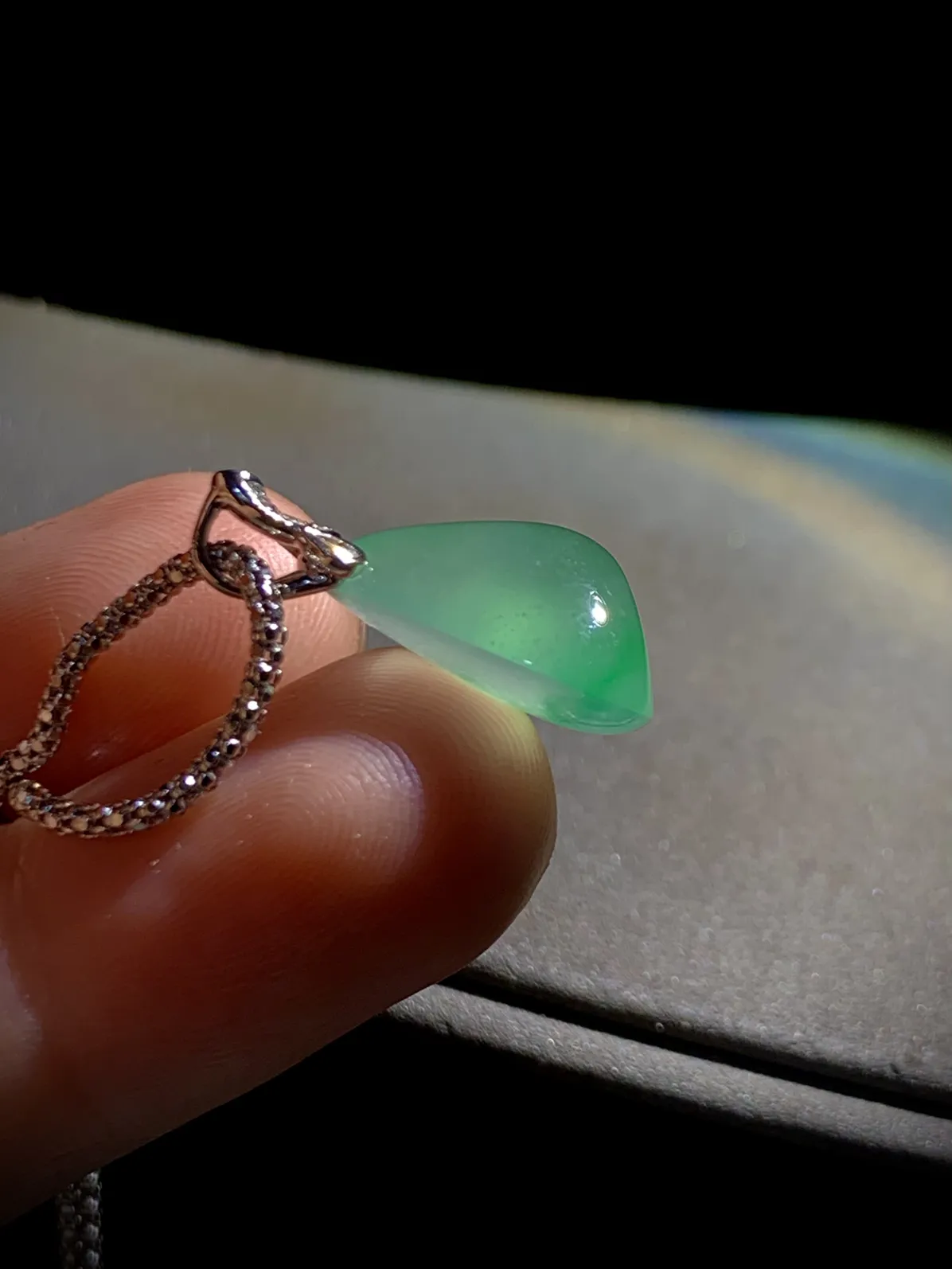 绿花福瓜，21.5-裸石16-13.5-8mm，
18K金，南非钻，2.62g，图示为银链