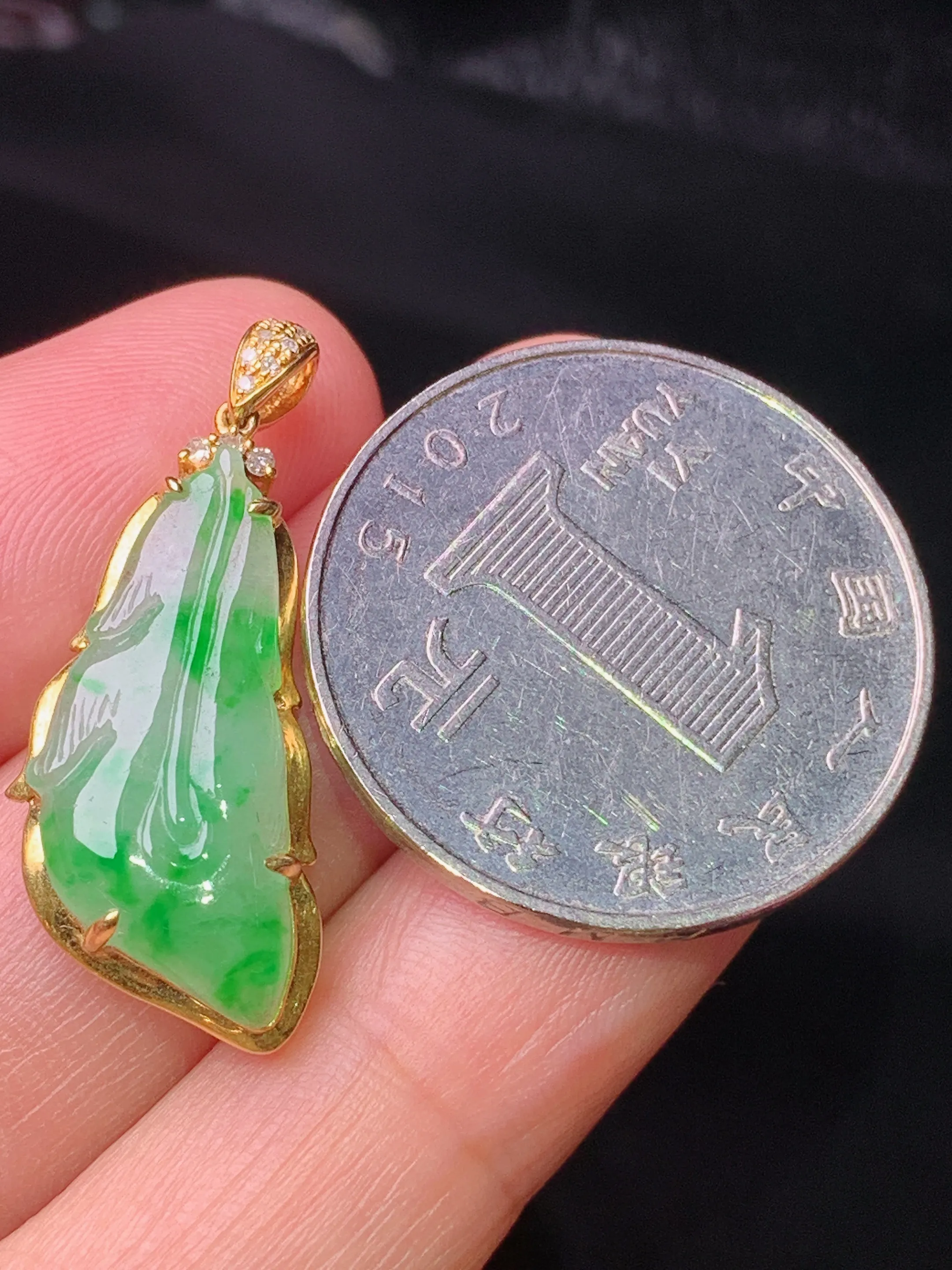 18k金钻镶嵌飘绿树叶吊坠 玉质细腻 水润亮眼 色泽艳丽 整体尺寸29.5*11.5*6