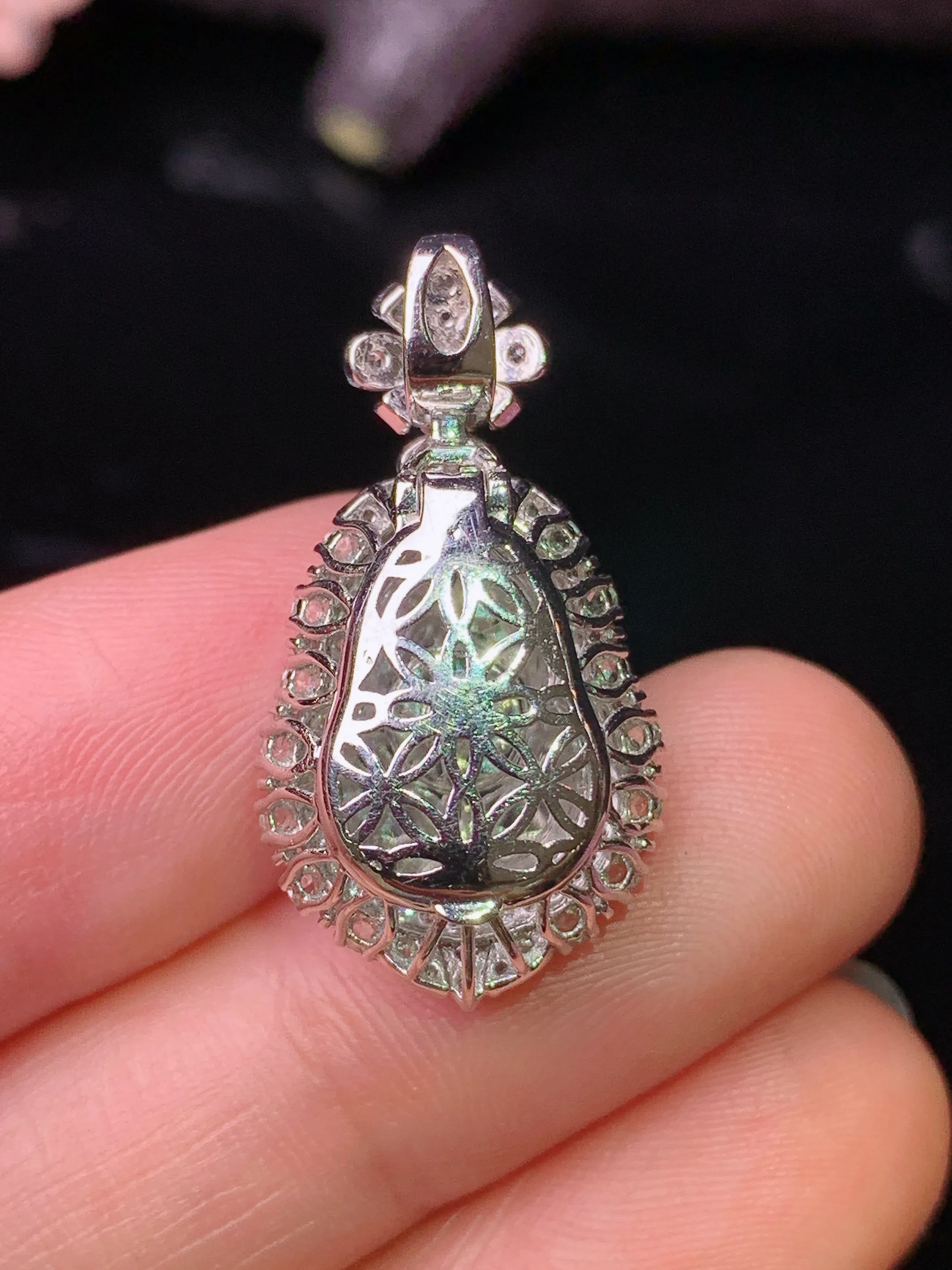 18k金钻镶嵌满绿葫芦吊坠 玉质细腻 水润亮眼 色泽艳丽 整体尺寸26.8*14.2*10.7