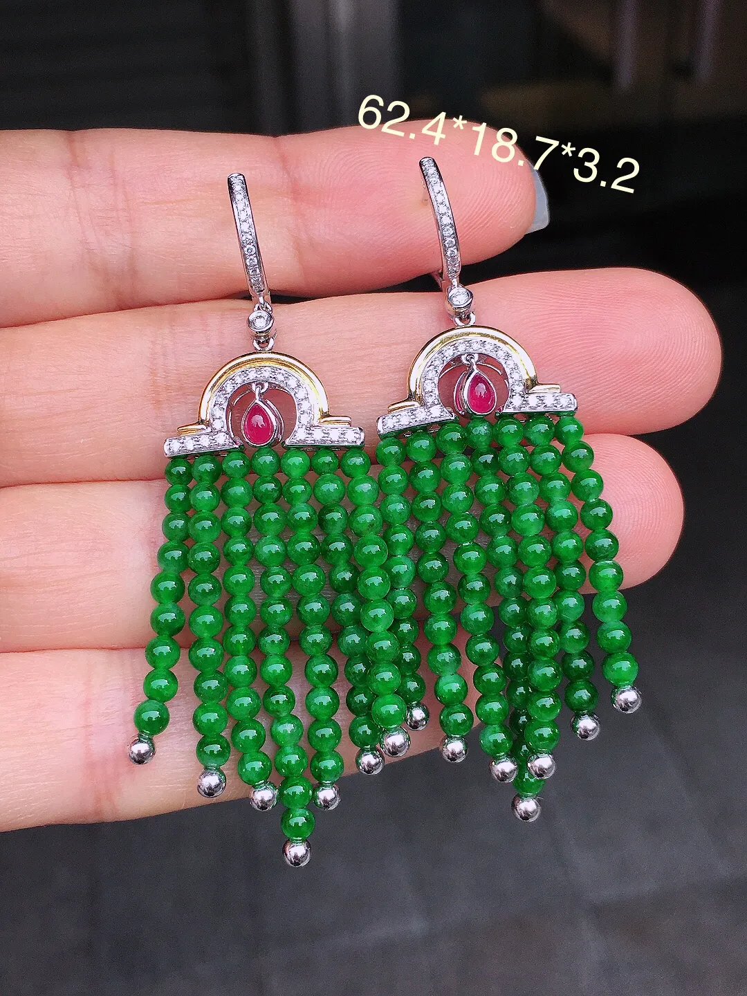 阳绿珠子耳坠，色泽均匀艳丽，玉质细腻，荧光感超
强，饱满圆润，尽显优雅气质，18k
金豪华镶嵌