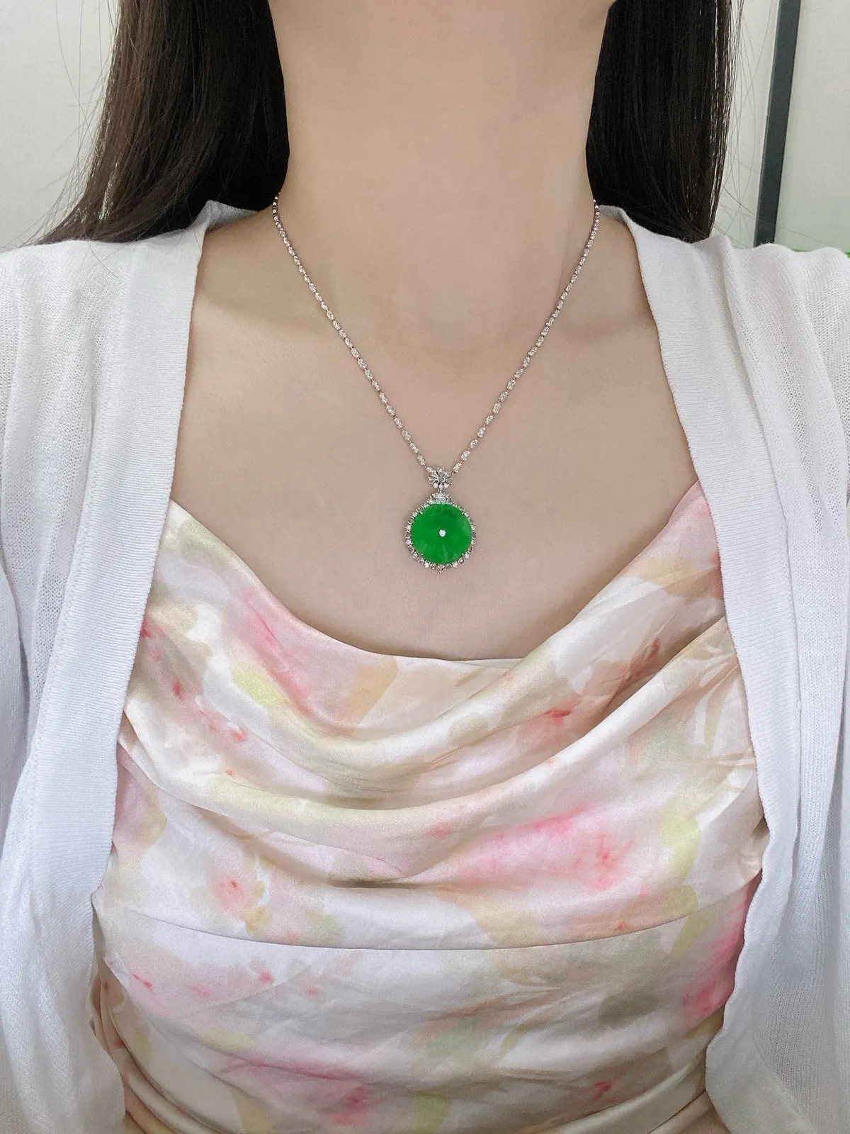 【冰种满绿圆无事牌】种水颜色都不错，冰感明显，质地细腻干净，佩戴佳品。18k金钻镶嵌，裸石尺寸18.1*2.8毫米