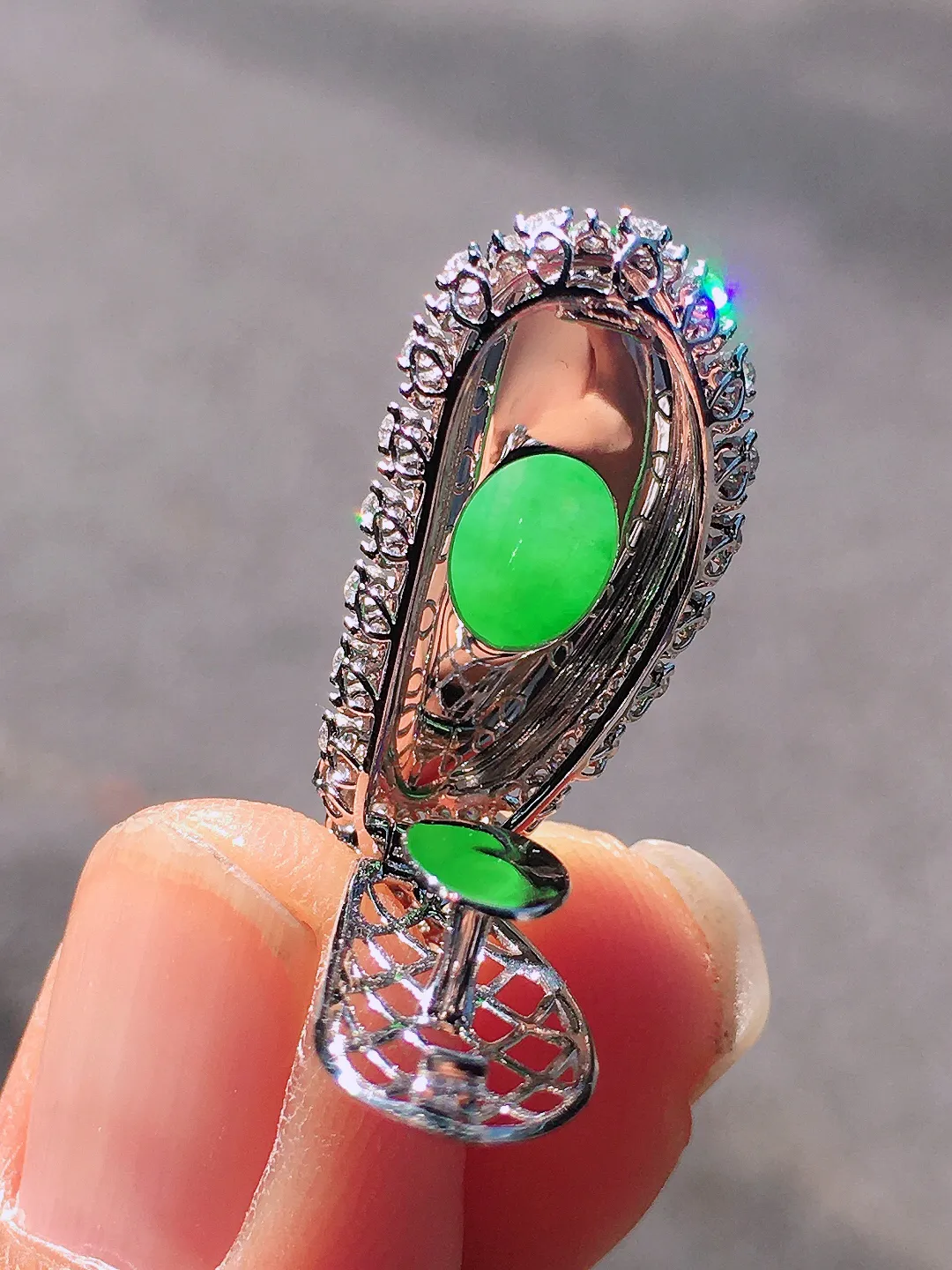 阳绿福瓜吊坠，色泽均匀艳丽，玉质细腻，荧光感超
强，饱满圆润，尽显优雅气质，18k
金豪华镶嵌