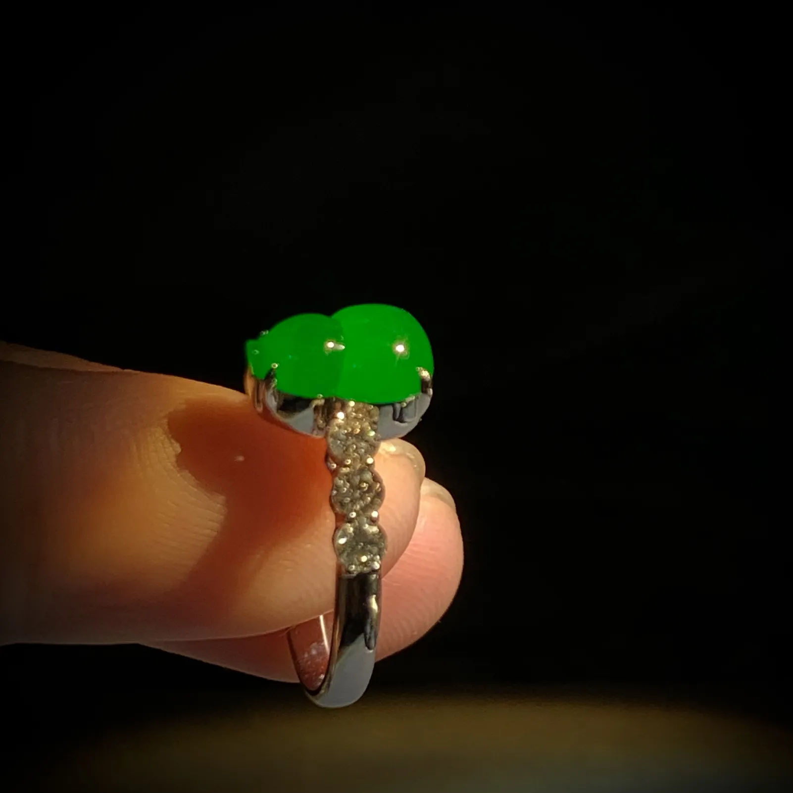 高质量辣绿葫芦戒指，裸石9.8-7.2-3.5mm，
14#，18K金，南非钻，3.78g，