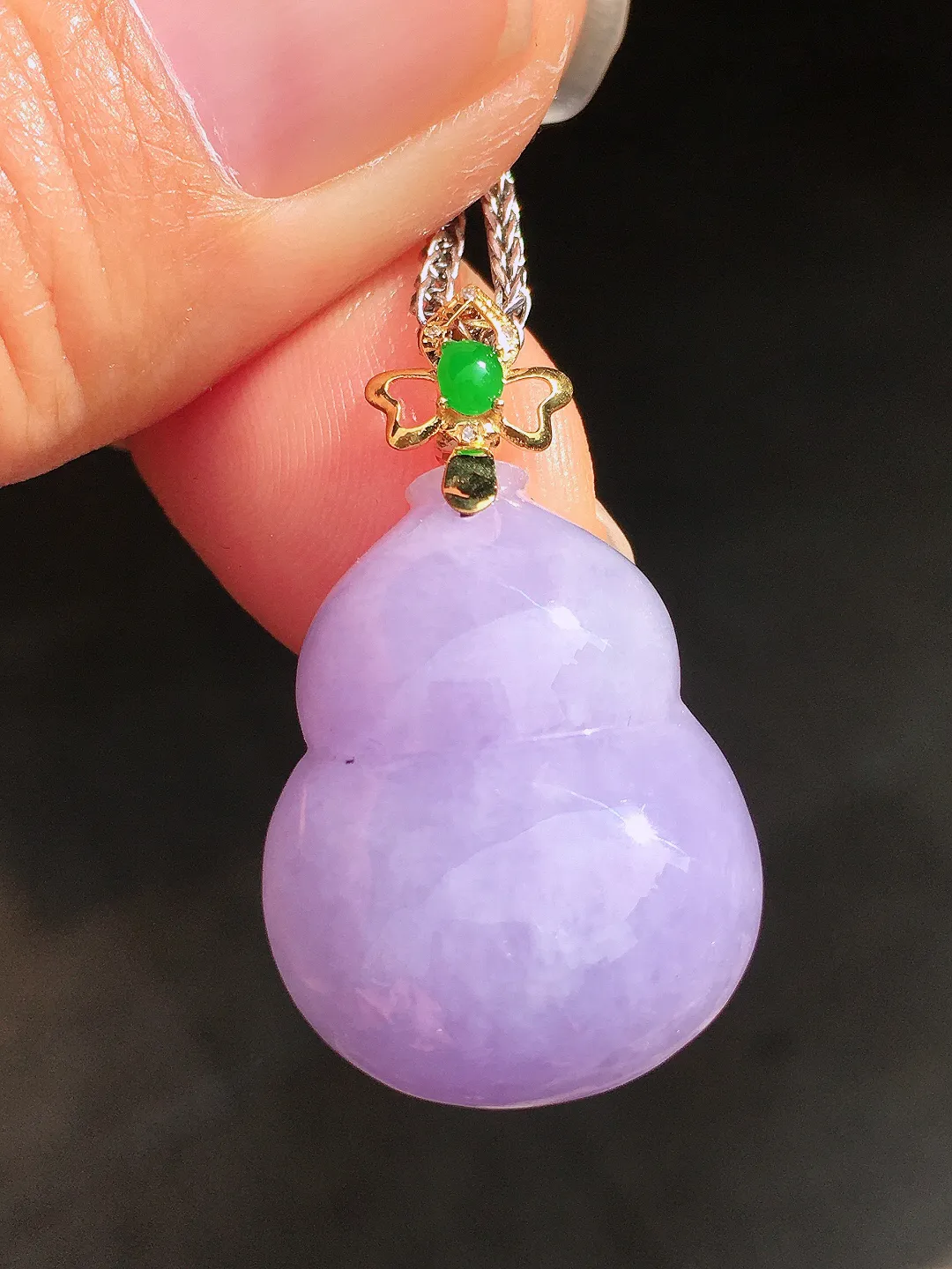 紫罗兰葫芦吊坠，色泽均匀艳丽，玉质细腻，荧光感超
强，饱满圆润，尽显优雅气质，18k
金豪华镶嵌