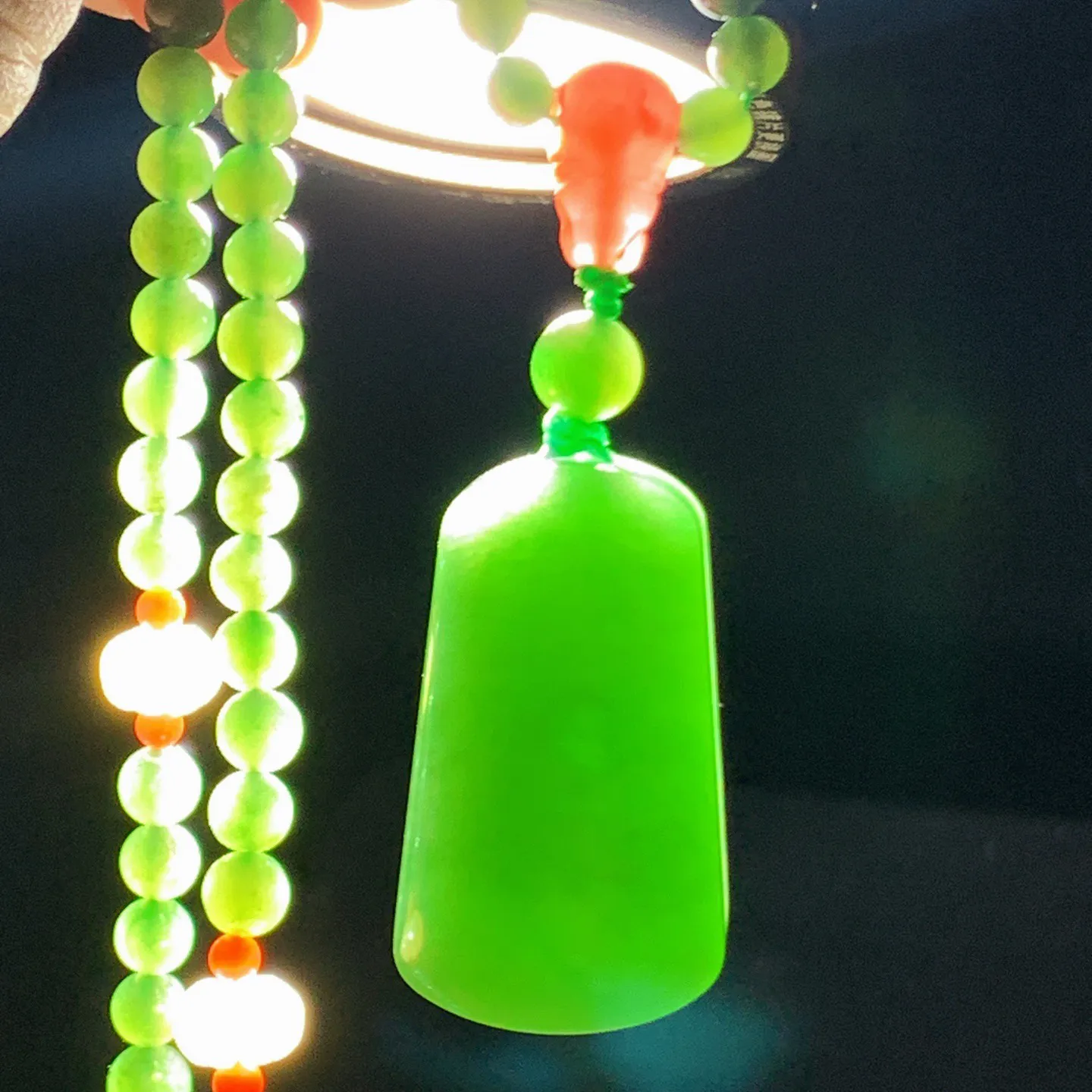 和田玉菠菜绿俄罗斯碧玉平安无事牌挂件。尺寸43/25/14重72克。玉质细腻油润。手推出油。佩戴高端典雅。lt251213