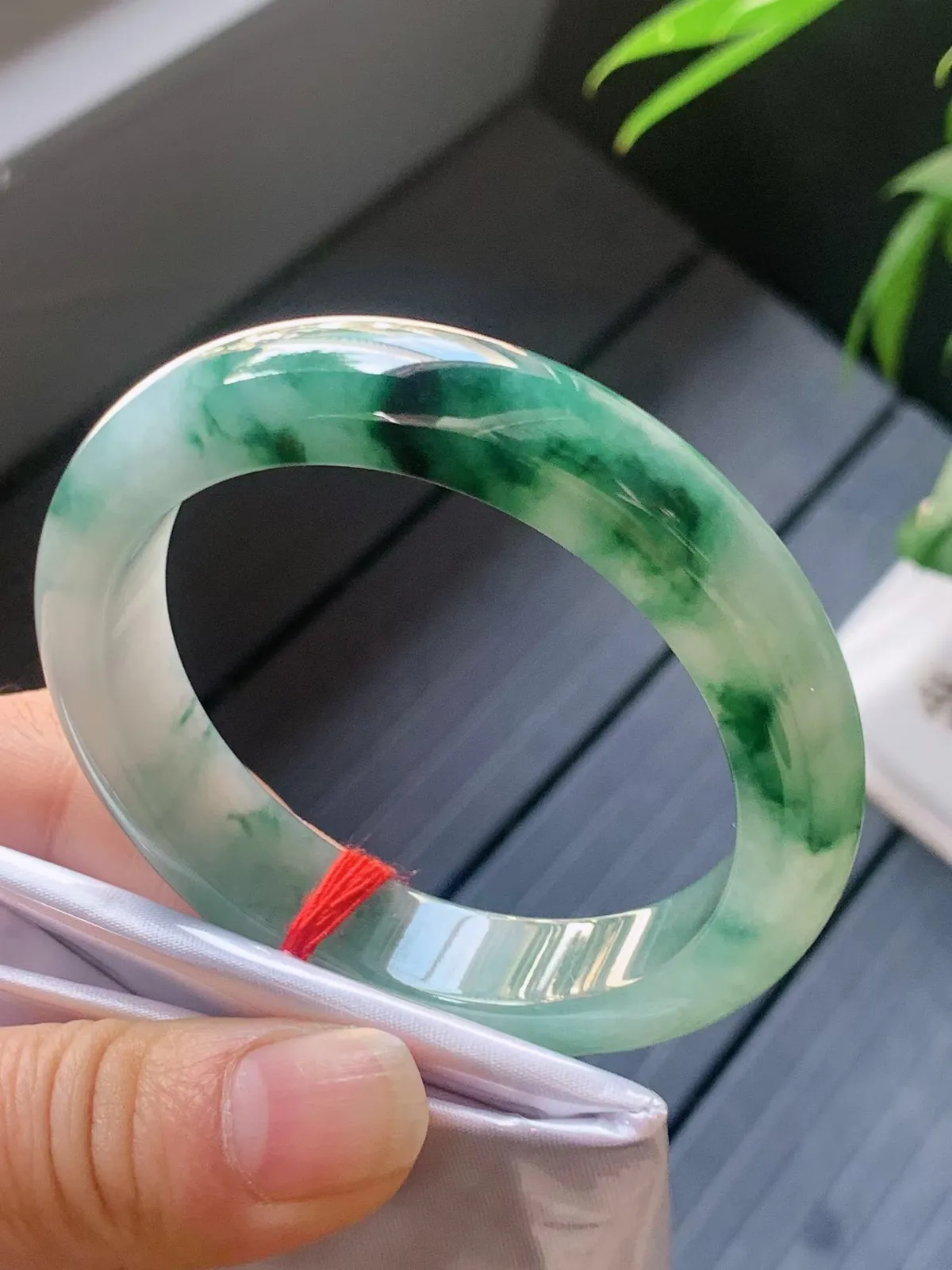 【翡翠名称】老坑种冰飘花52.8正圈口手镯
【翡翠尺寸】52.8/12/8.3mm适合51.8-54正圈口佩戴
【翡翠描述】宝贝种老水足，玉质细腻，色泽靓丽，性价比高，佩戴效果好！
【其它赠送】权威证书/精美挂绳盒子/支持全国复检