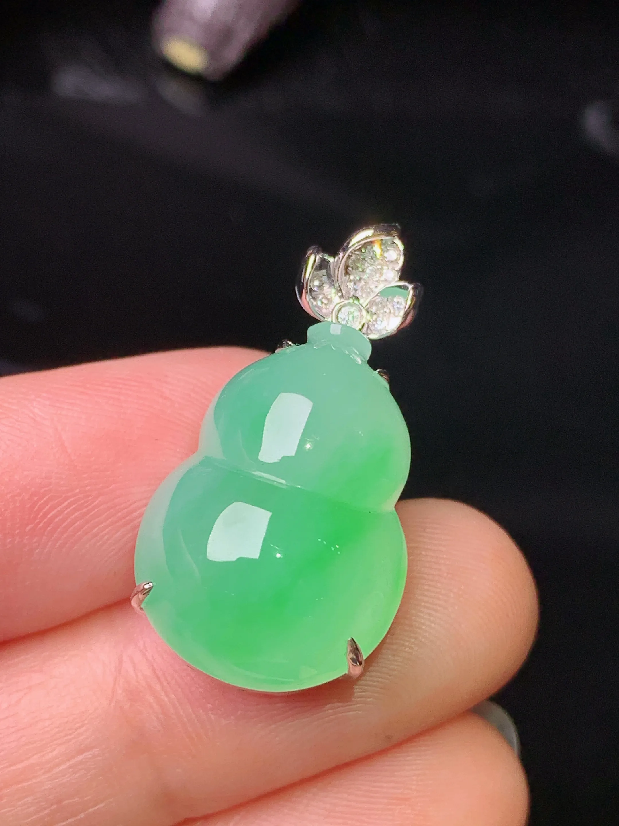 18k金钻镶嵌翠绿葫芦吊坠 玉质细腻 水润亮眼 色泽艳丽 整体尺寸27.3*14.4*12.5