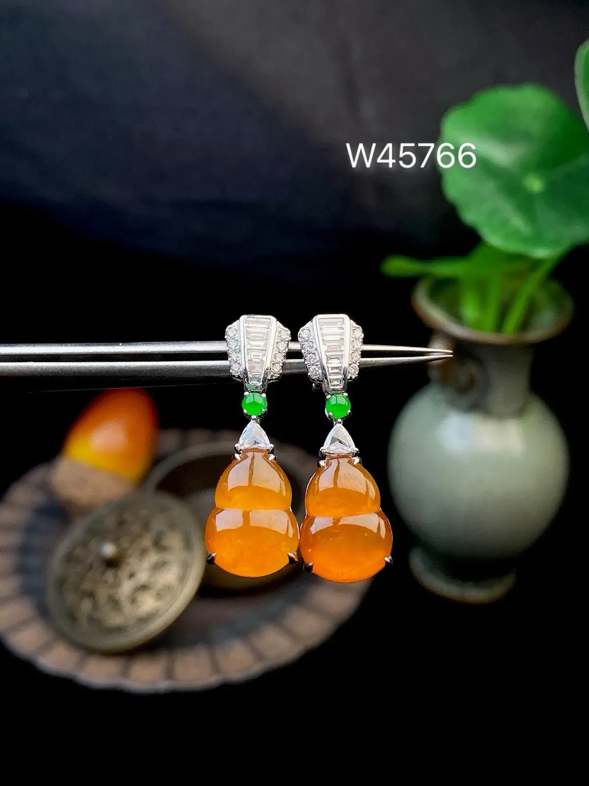 【冰种黄翡葫芦耳坠】质地细润，起刚起荧光，18K金钻镶嵌，裸石尺寸11.6*8.4*2.8毫米