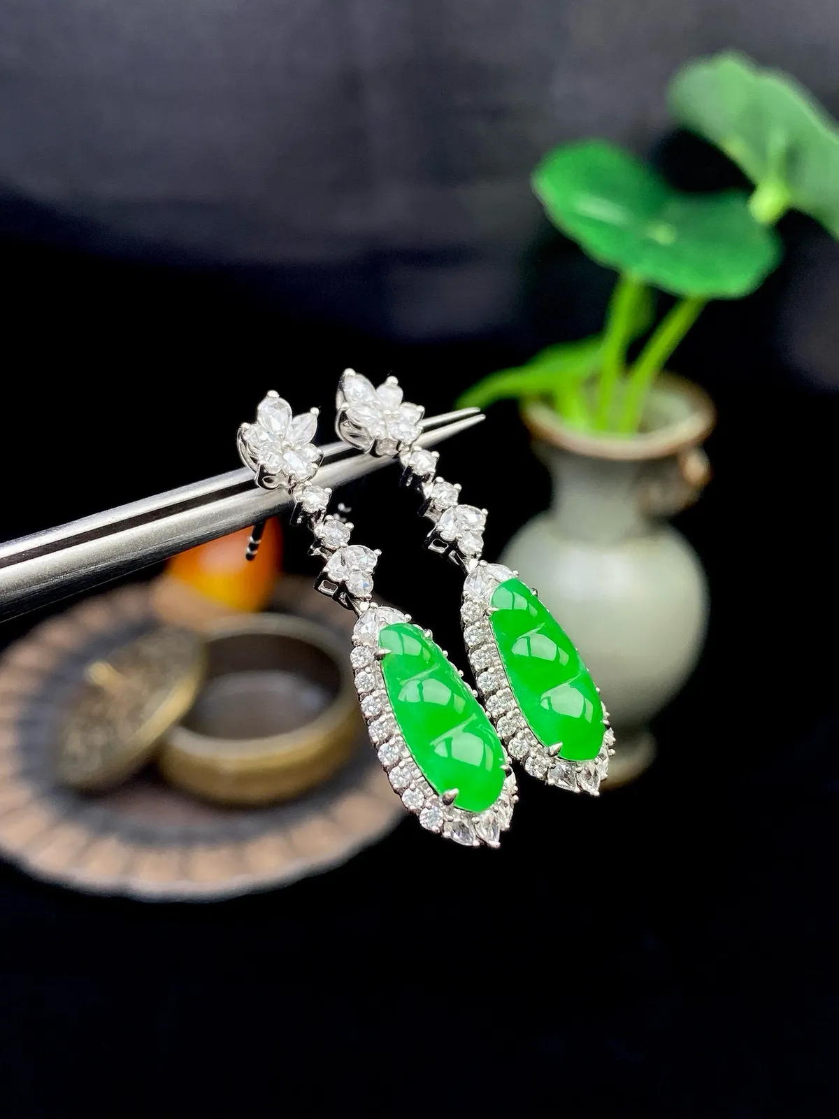 【冰种满绿福豆耳坠】种水上乘，阳绿色泽，纯净通透，收藏品质，18k金钻豪华镶嵌，裸石尺寸12.8*5