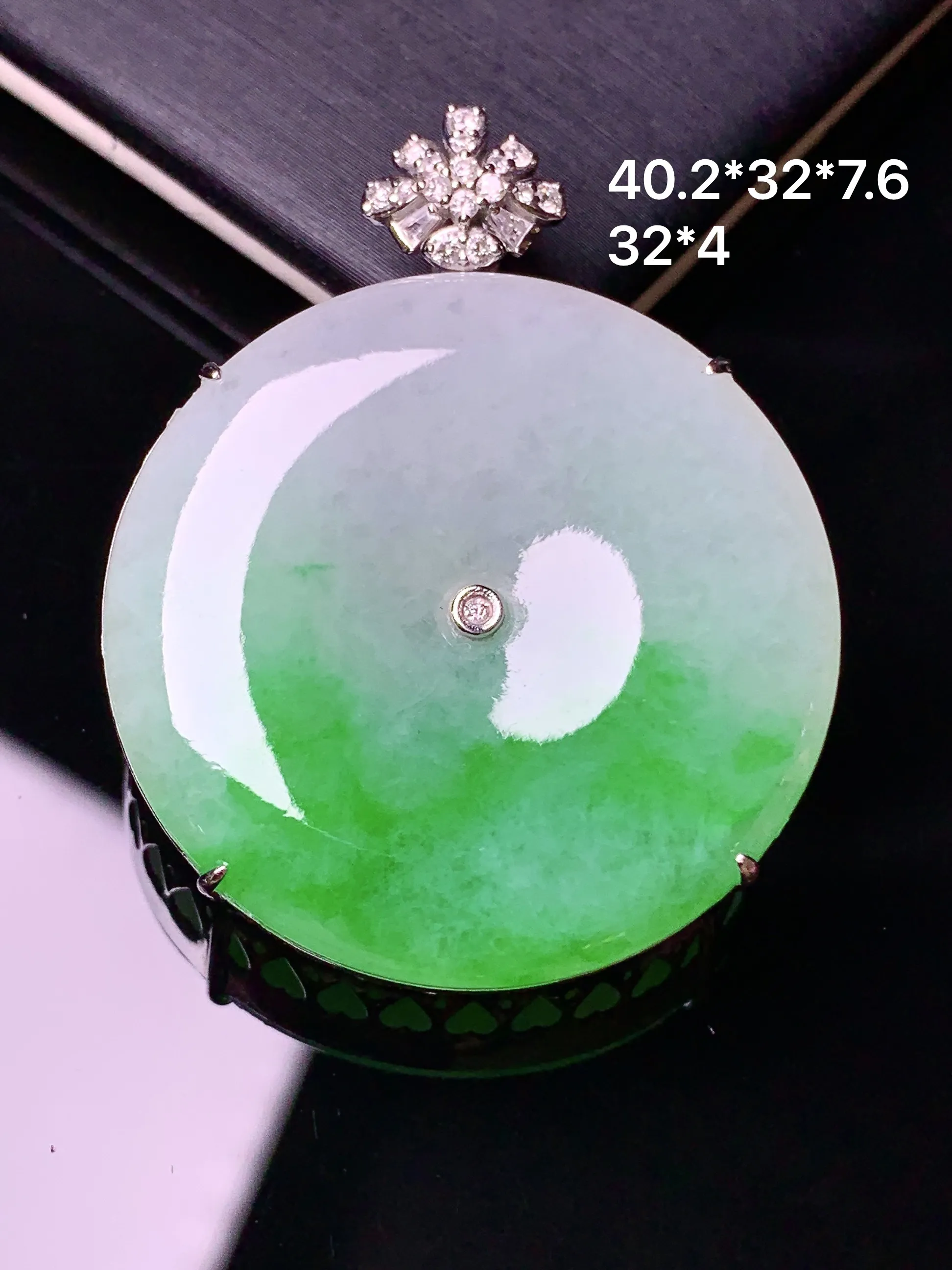 18k金钻镶嵌飘绿平安扣吊坠 玉质细腻 水润亮眼 色泽艳丽 整体尺寸40.2*32*7.6