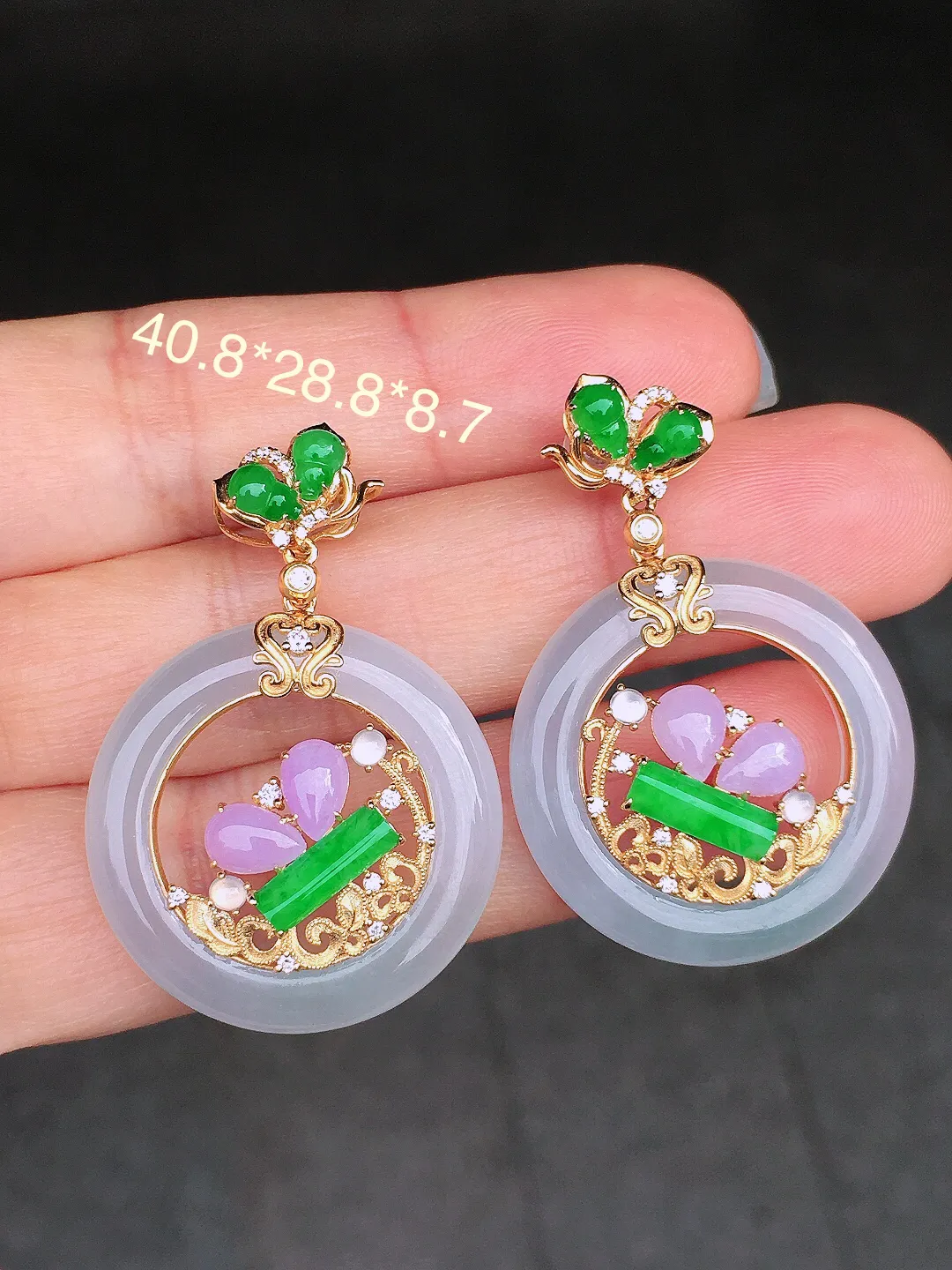 三彩特色平安扣耳坠，色泽均匀艳丽，玉质细腻，荧光感超
强，饱满圆润，尽显优雅气质，18k
金豪华镶嵌