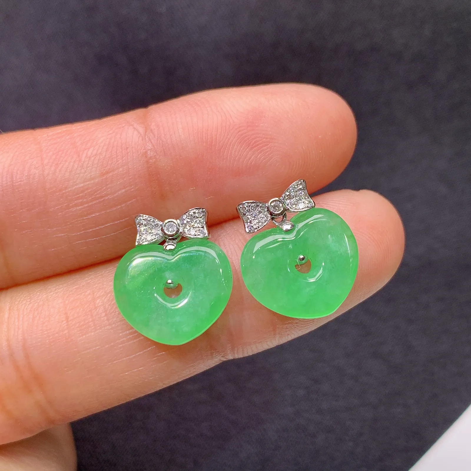 翠绿爱心耳坠，18k金镶嵌，简约时尚，冰润色阳，种水足，Be 尺寸10.5*12*2.3