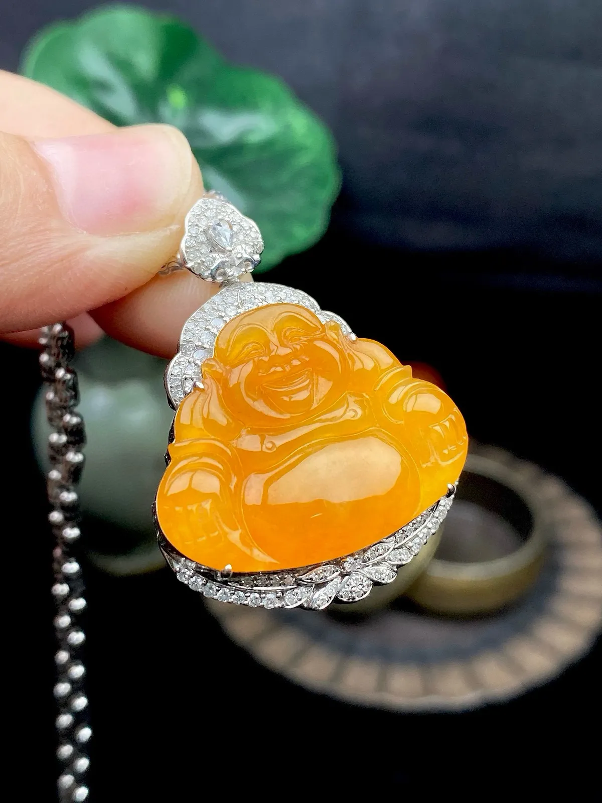 【冰种黄翡佛公】质地细腻，工艺很好，饱满圆润，笑口常开，18k金钻镶嵌，裸石尺寸20.2*25.8*