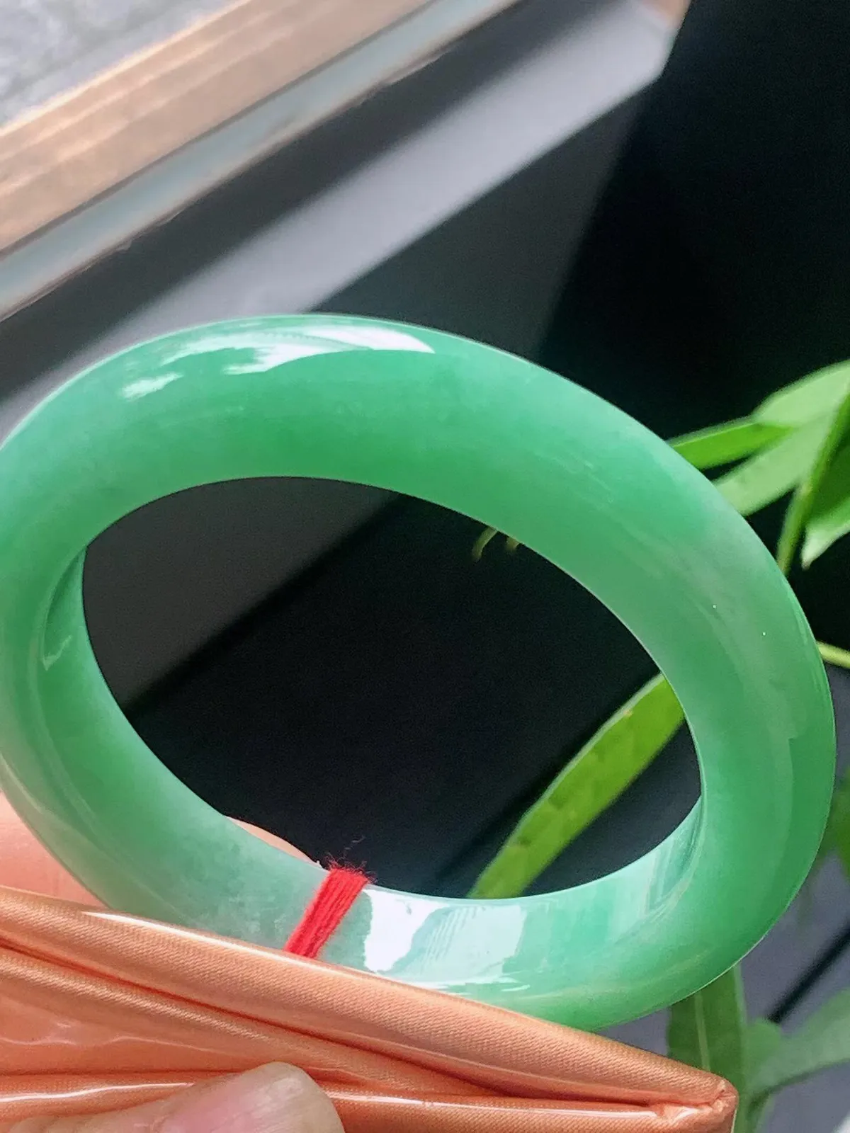 【翡翠名称】老种冰满绿54.7正圈口翡翠手镯
【翡翠尺寸】54.7/12.7/9.7mm适合53.7