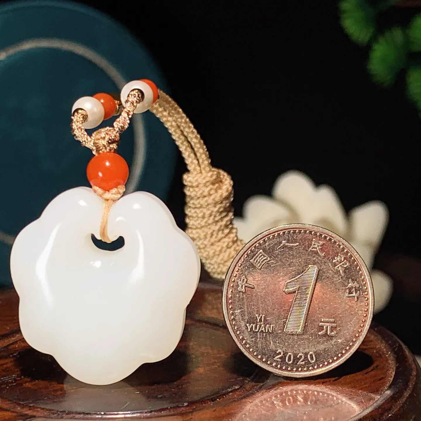 和田玉白玉平安如意锁挂件。尺寸28/27/10重16克。玉质细腻油润。手推出油。佩戴高端典雅。lt251213