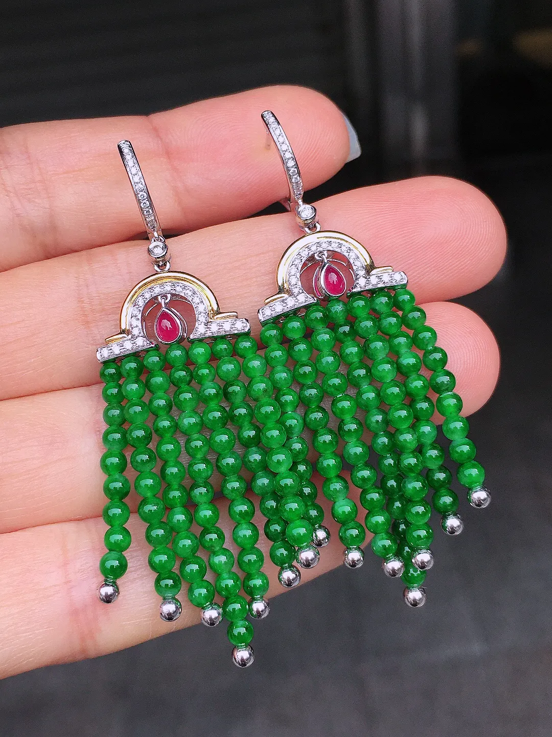 阳绿珠子耳坠，色泽均匀艳丽，玉质细腻，荧光感超
强，饱满圆润，尽显优雅气质，18k
金豪华镶嵌