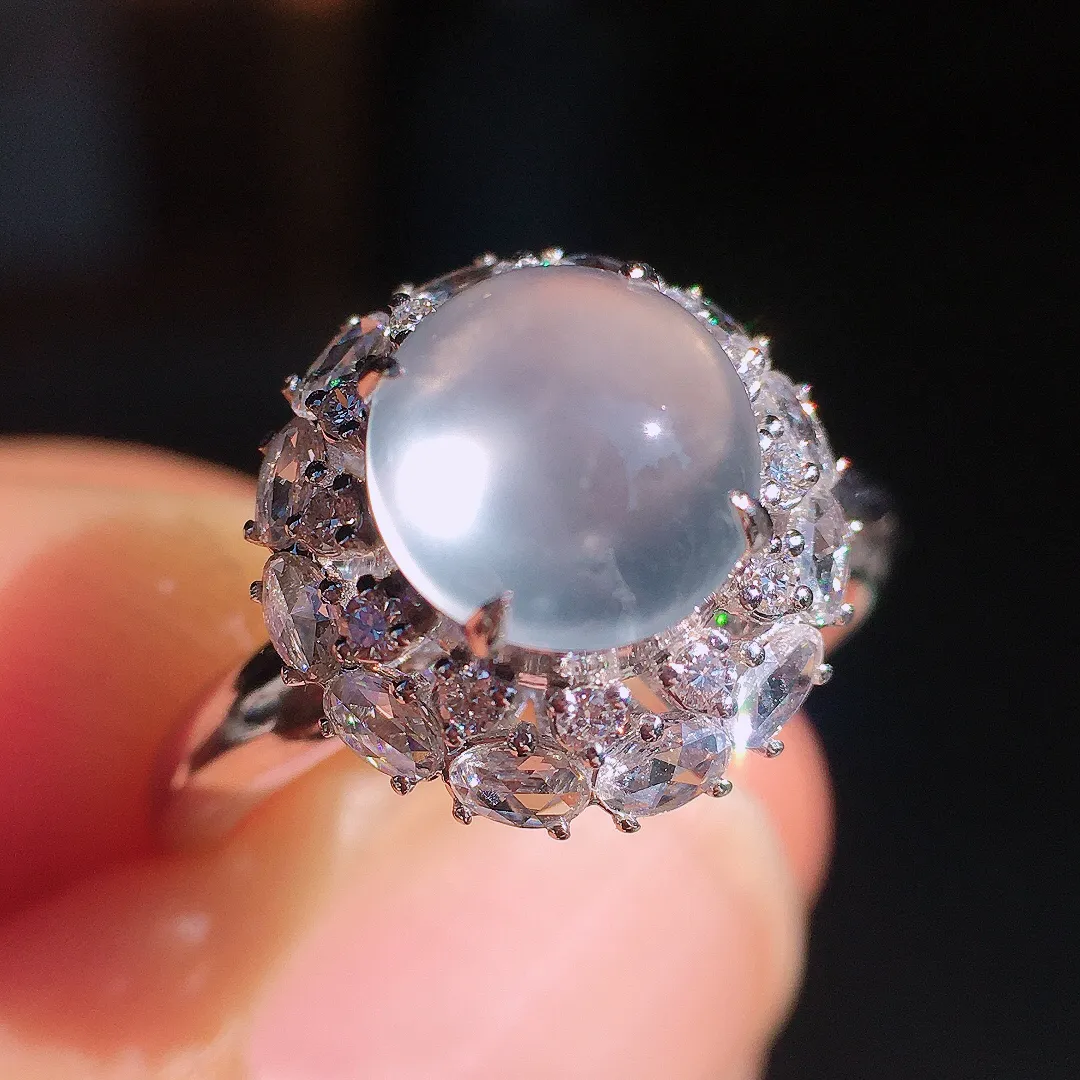 玻璃种蛋面戒指，玉质细腻，荧光感超
强，饱满圆润，尽显优雅气质，18k
金豪华镶嵌